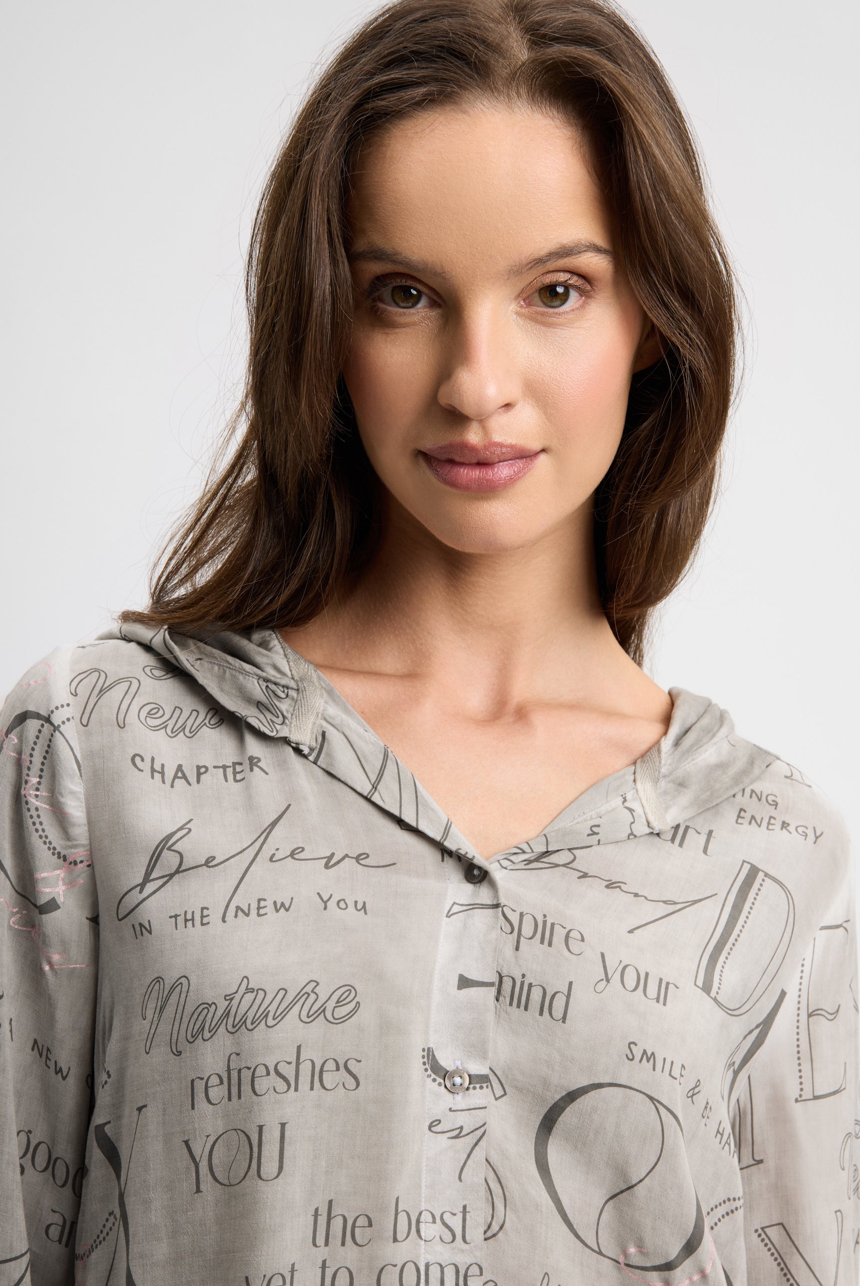 Bluzka z długim rękawem, kapturem i nadrukiem na całej powierzchni - 4