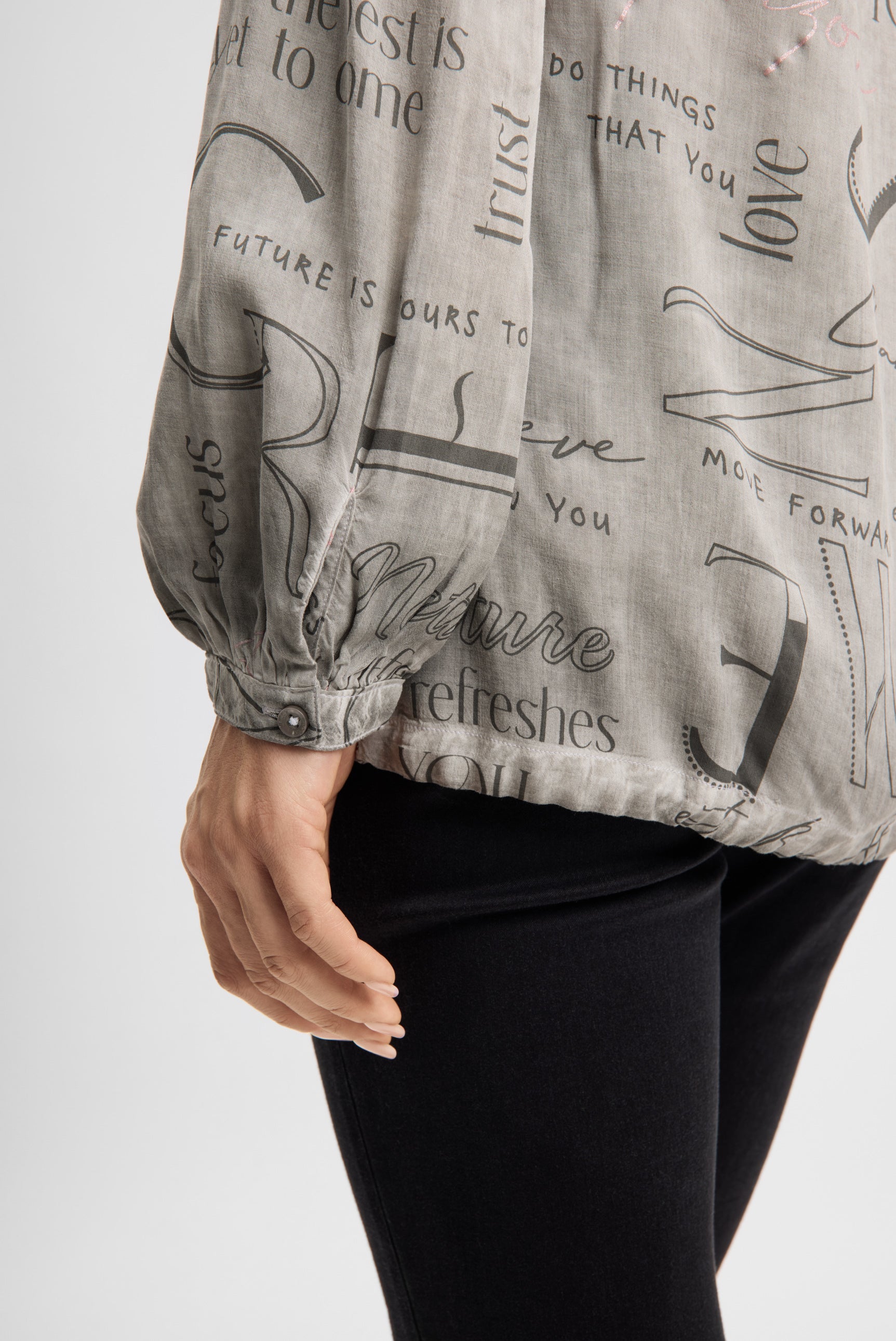 Bluzka z długim rękawem, kapturem i nadrukiem na całej powierzchni - 6