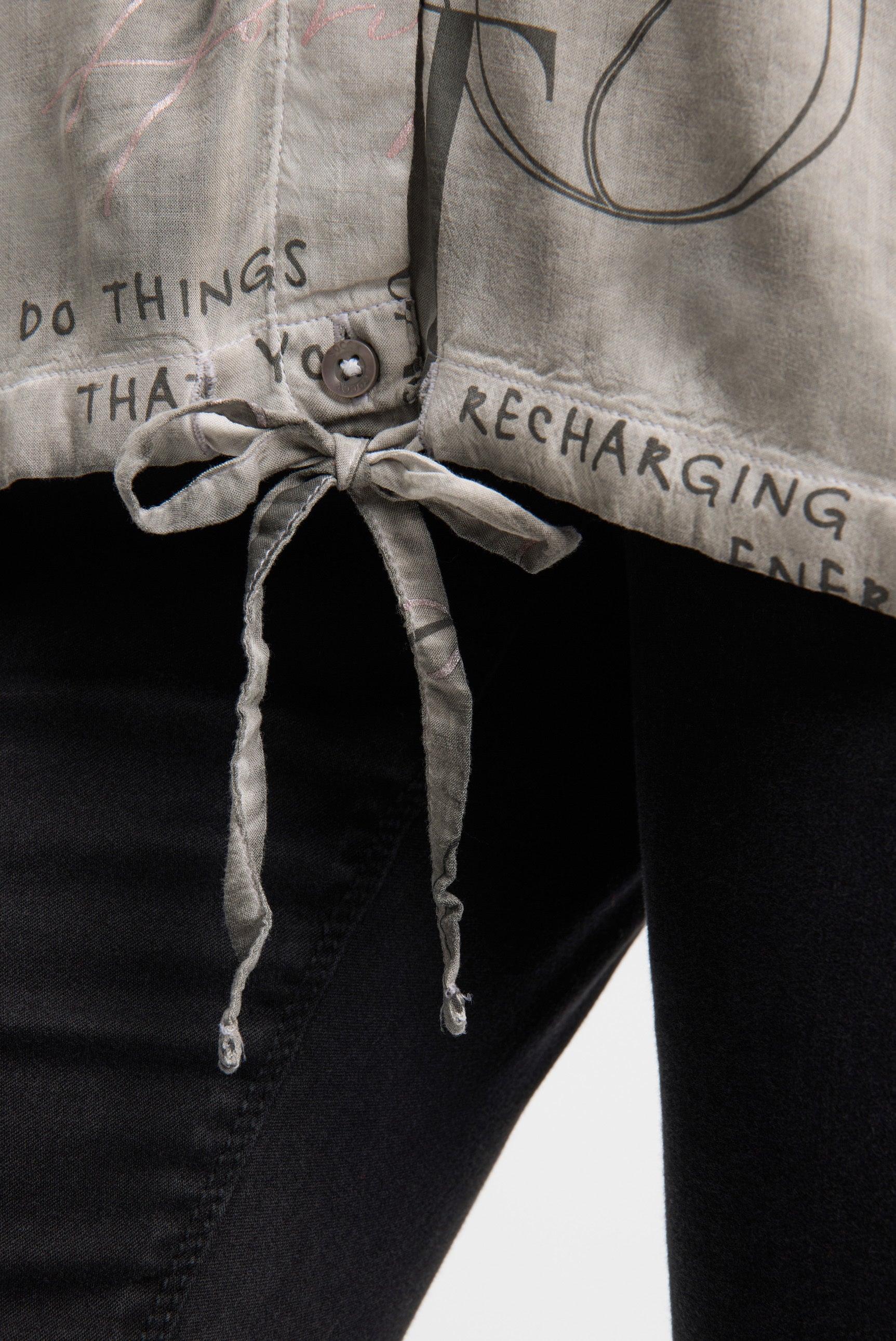 Bluzka z długim rękawem, kapturem i nadrukiem na całej powierzchni - 8