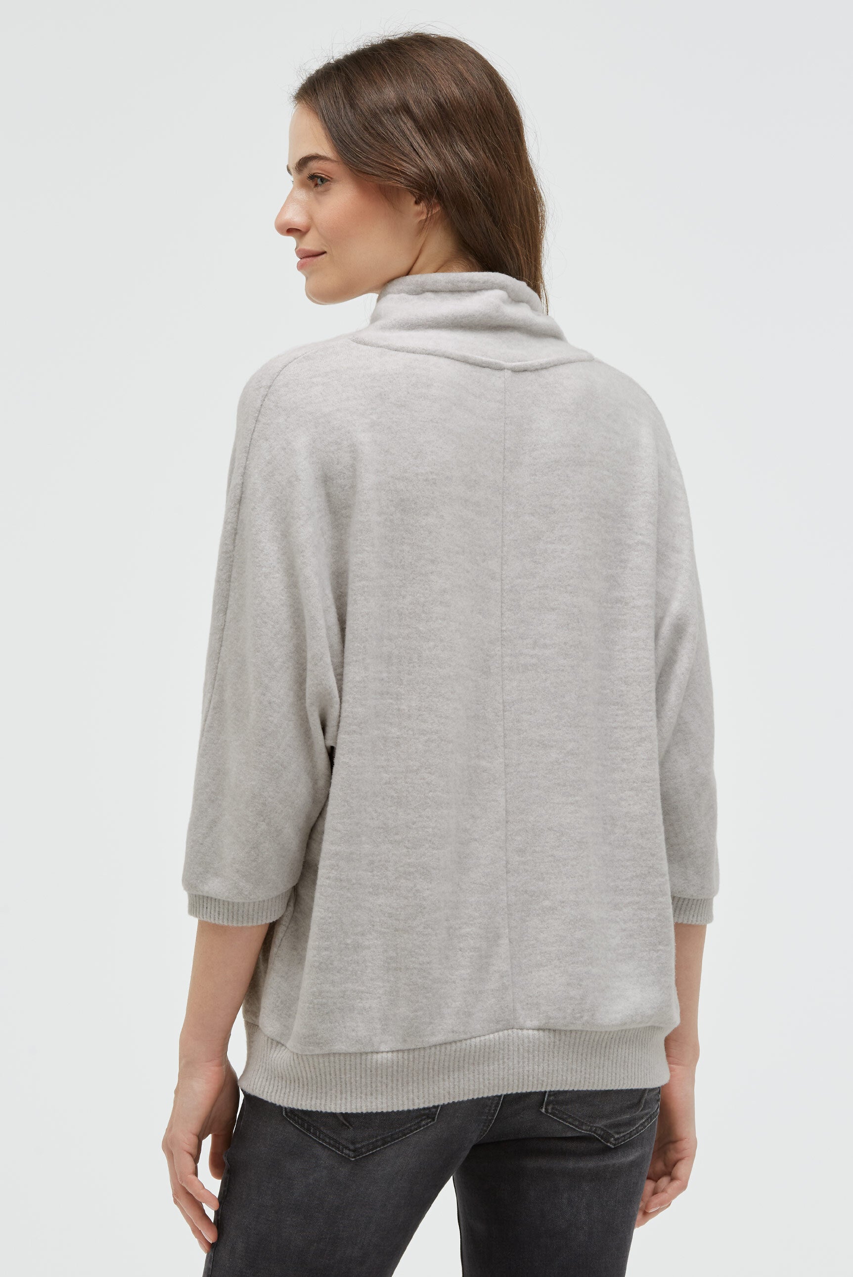 Sweter z puszystej dzianiny z brokatowym nadrukiem