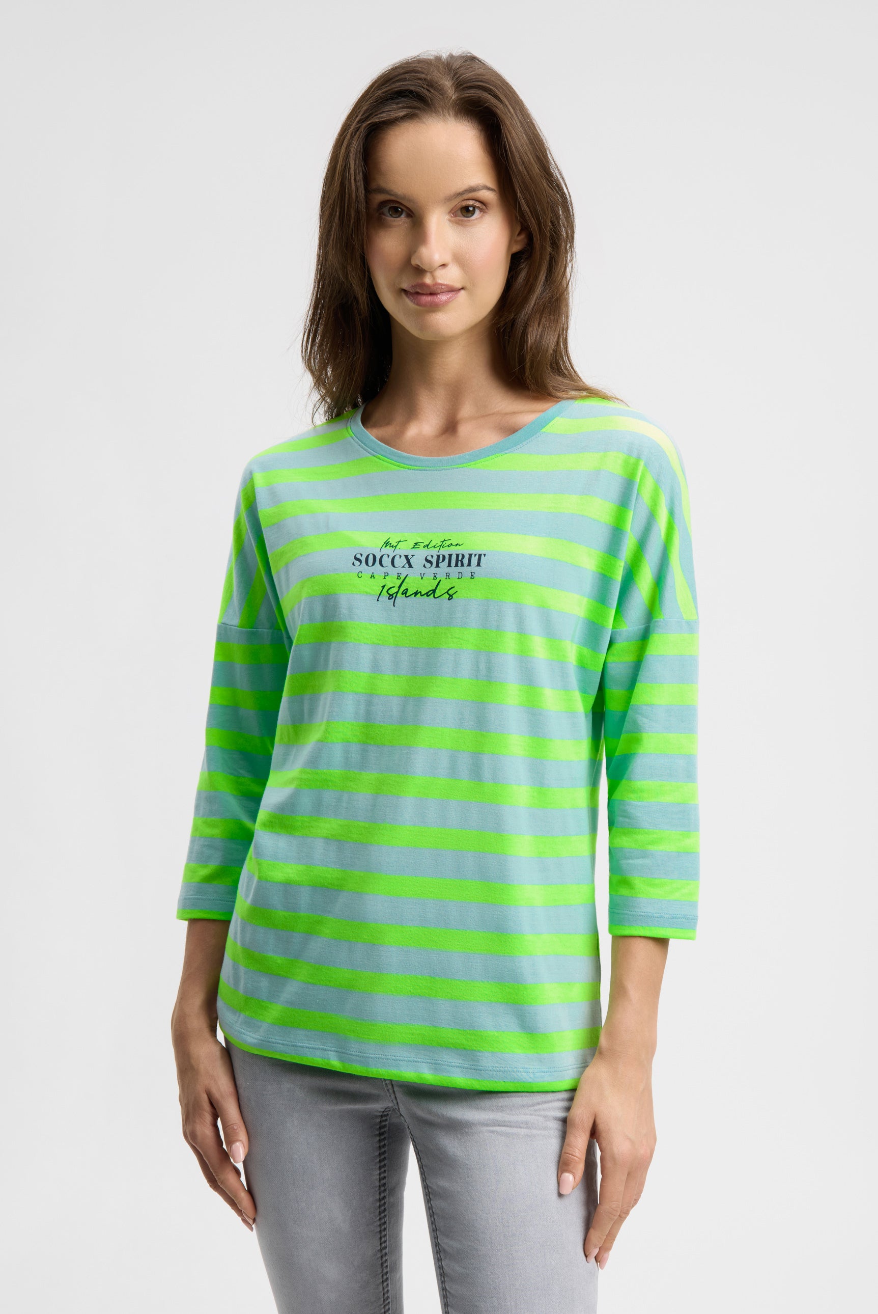 Bluzka w paski z nadrukiem z tyłu i rękawami 3/4 - 3