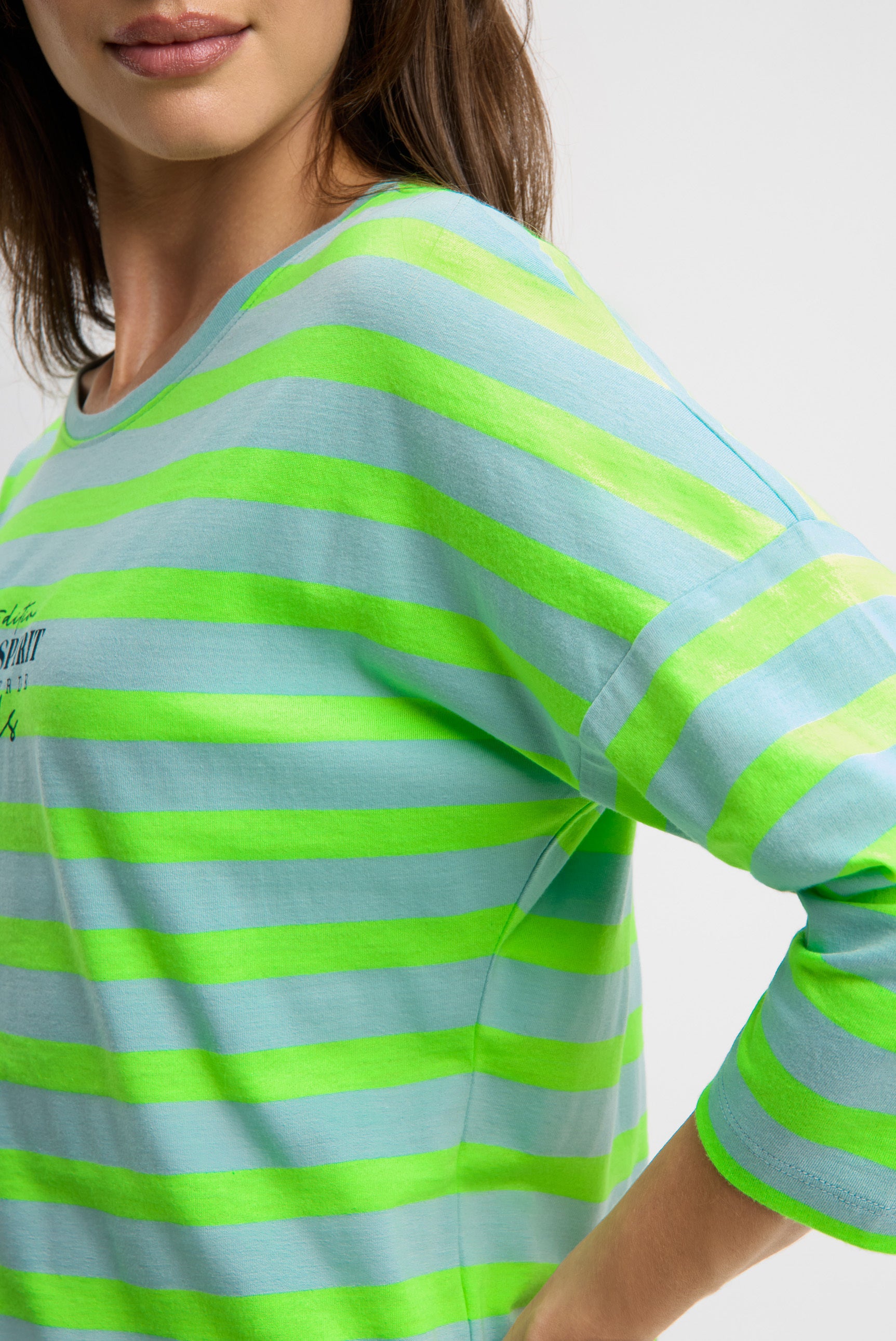 Bluzka w paski z nadrukiem z tyłu i rękawami 3/4 - 6