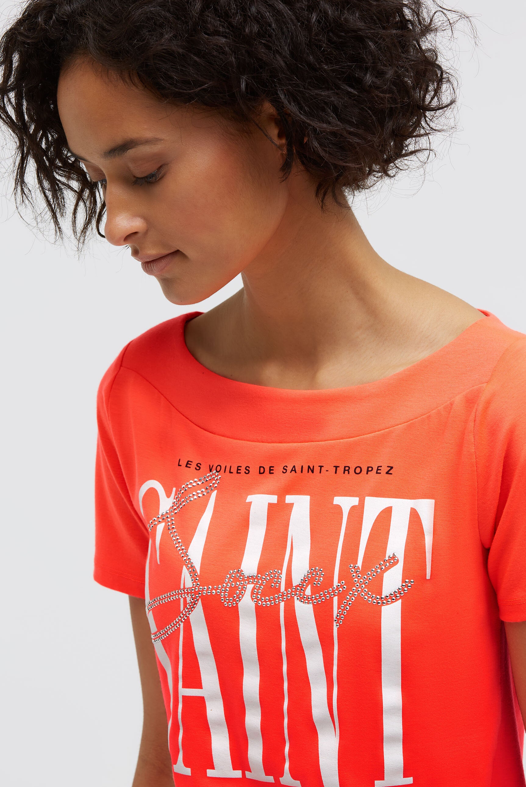 T-Shirt mit U-Boot-Ausschnitt und Artwork red neon - 4