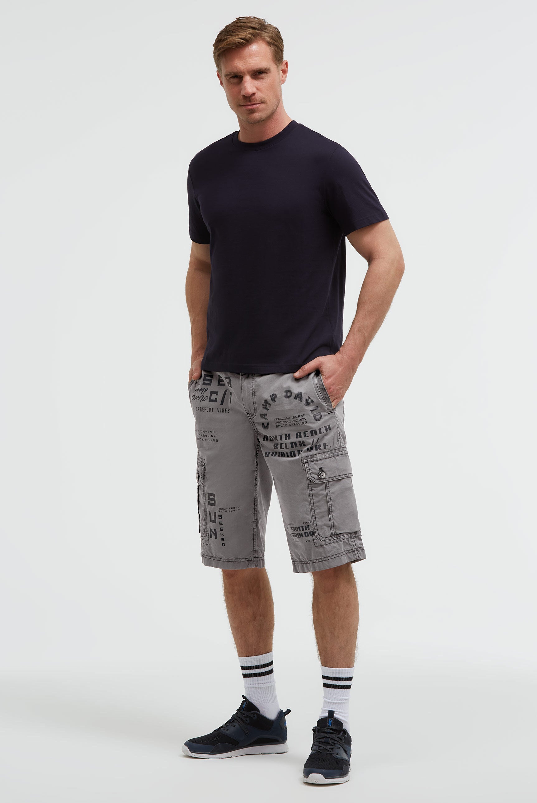 Szorty cargo z różnymi markowymi nadrukami