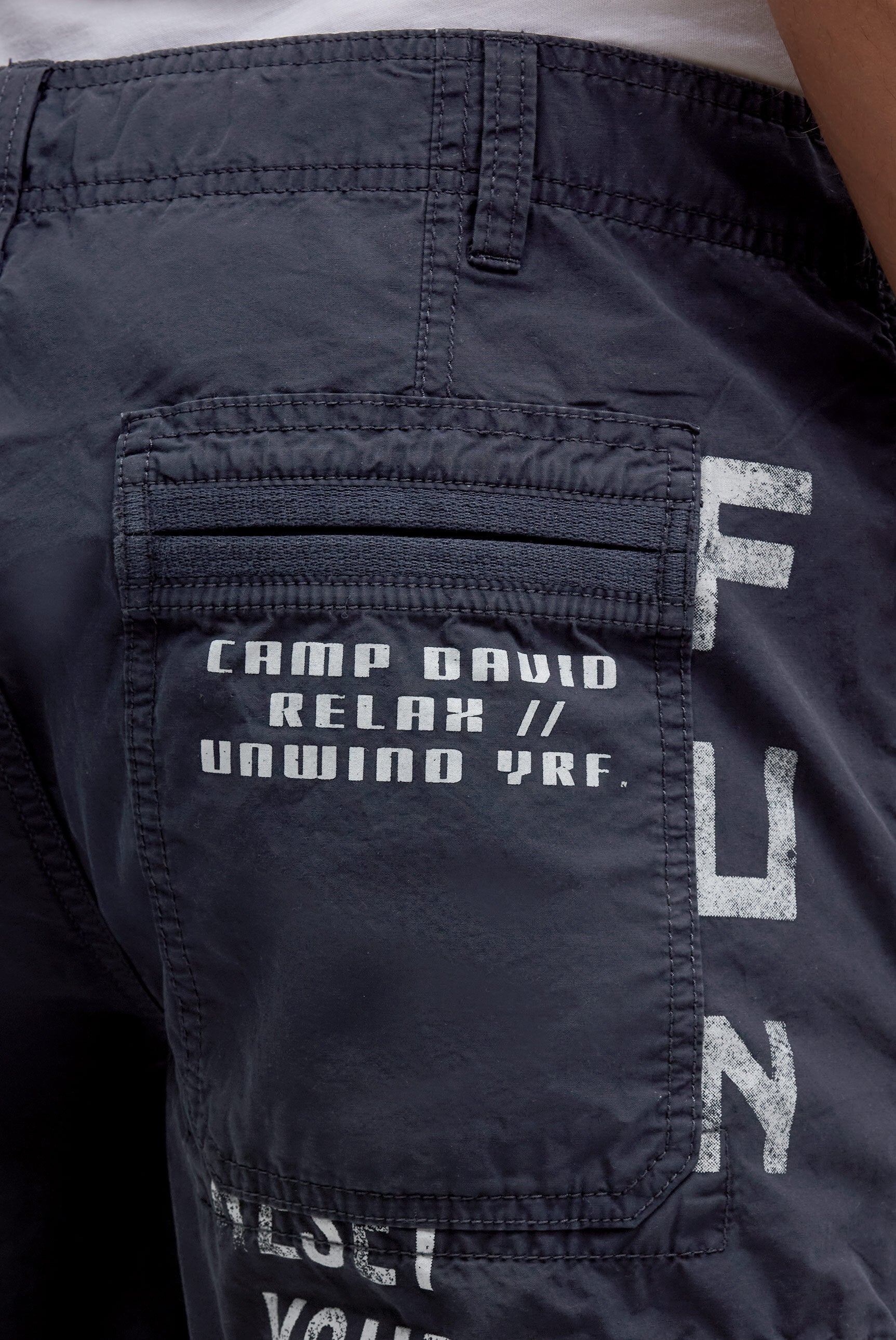 Szorty cargo z różnymi markowymi nadrukami - 8