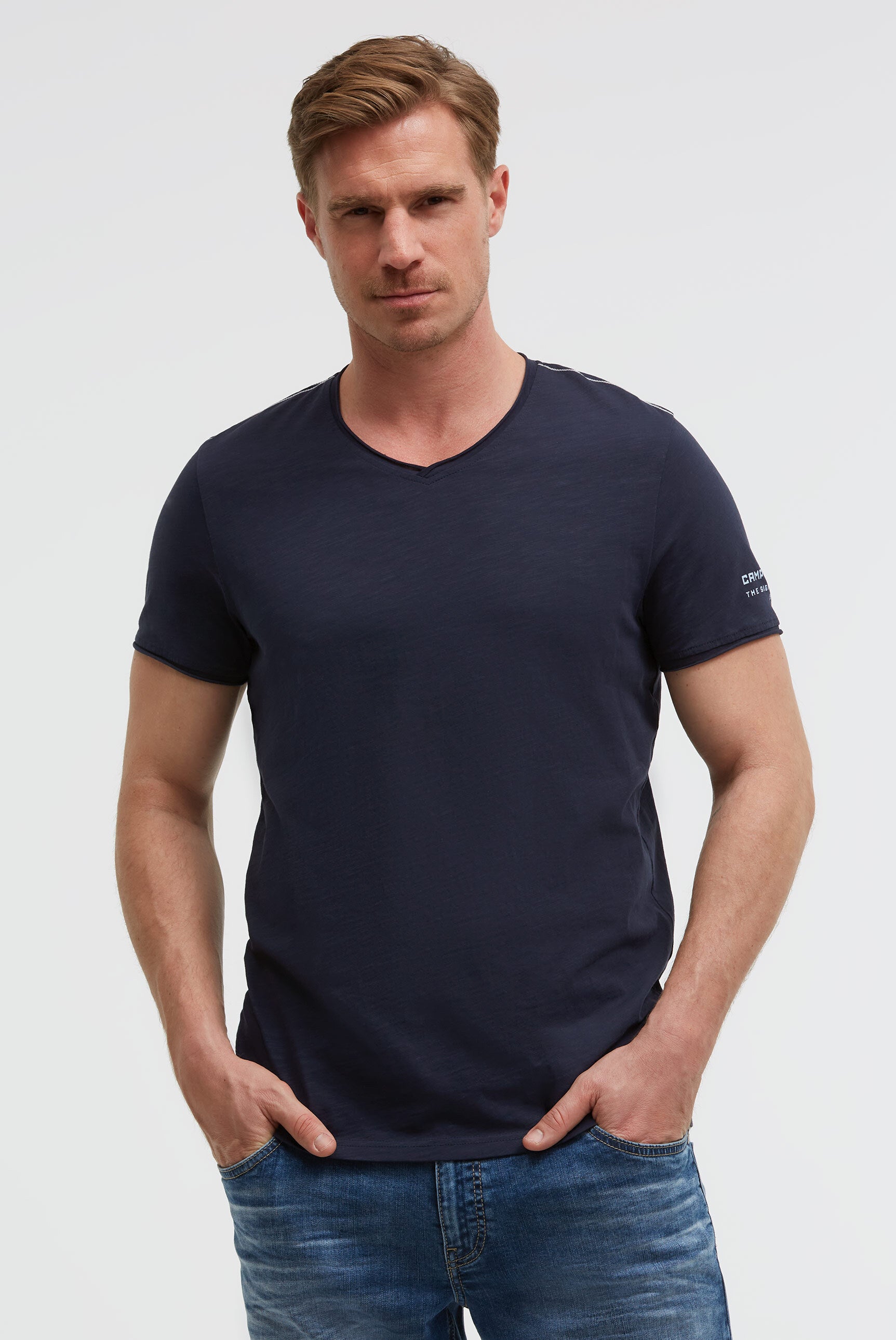 T-shirt basic z dekoltem w serek i nadrukiem