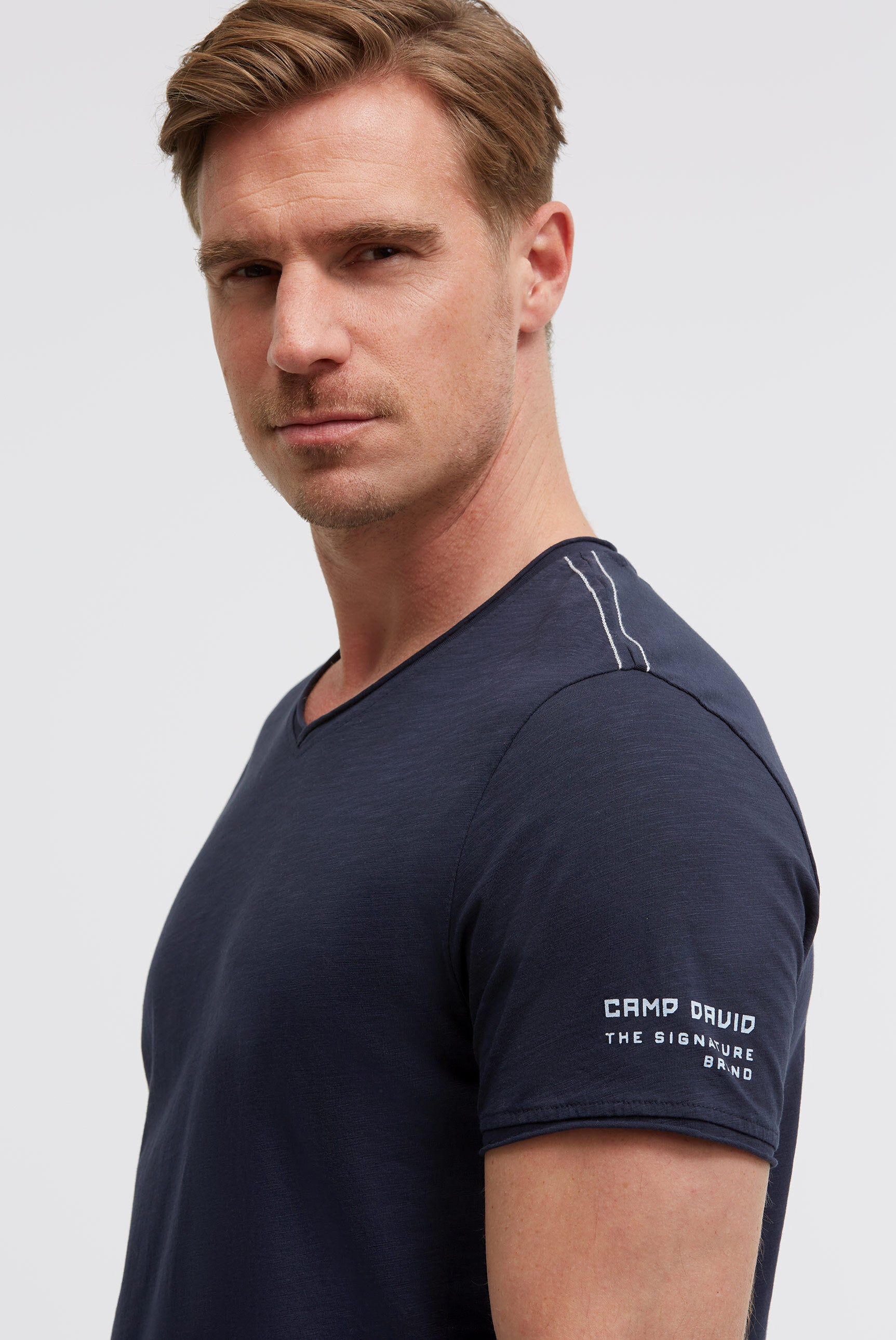 T-shirt basic z dekoltem w serek i nadrukiem - 4