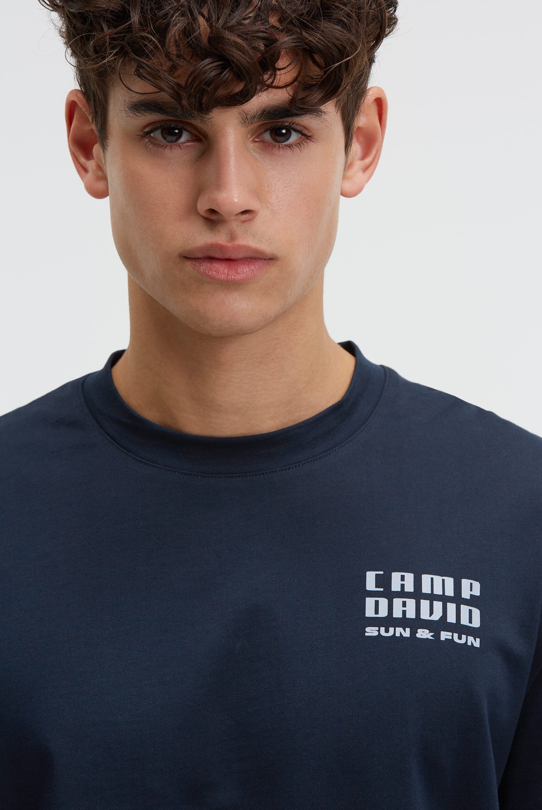 T-shirt z okrągłym dekoltem i nadrukiem z tyłu - 5