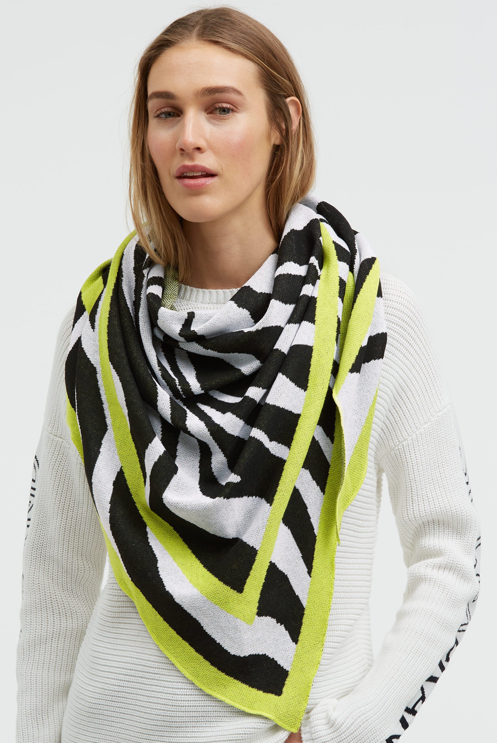 Chusta trójkątna z dzianiny z wzorem animal intarsia - 2