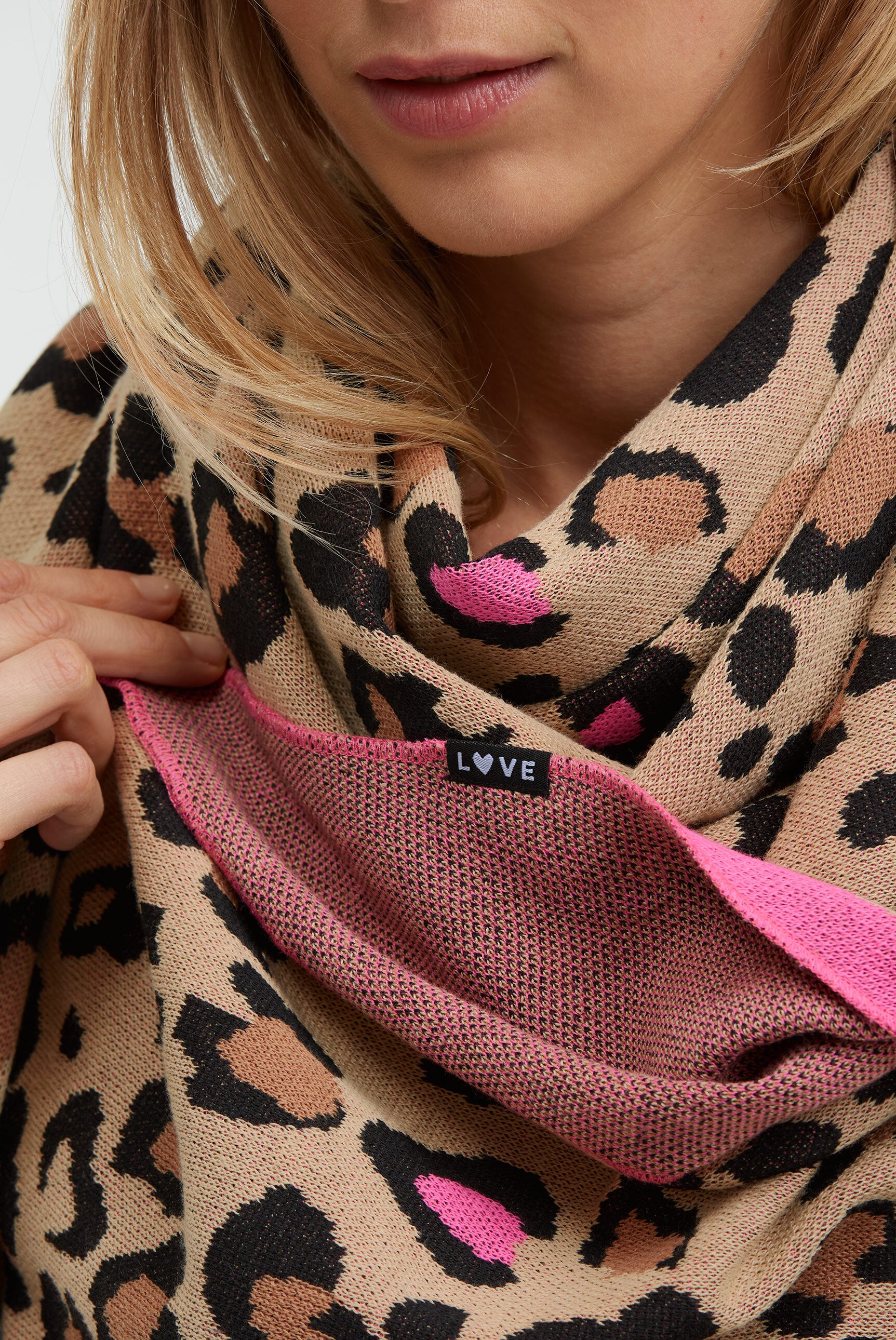 Chusta trójkątna z dzianiny z wzorem animal intarsia