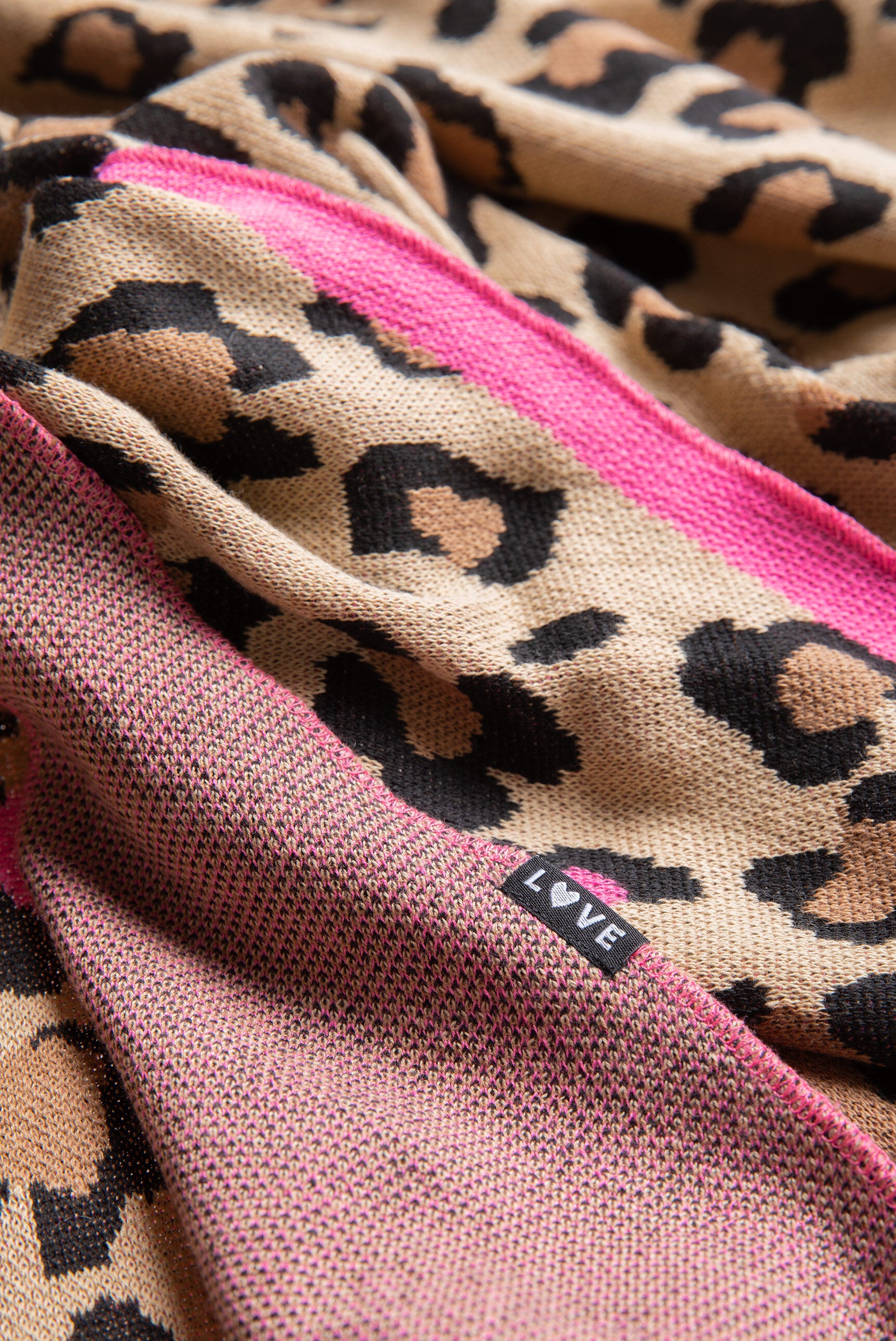 Chusta trójkątna z dzianiny z wzorem animal intarsia - 4