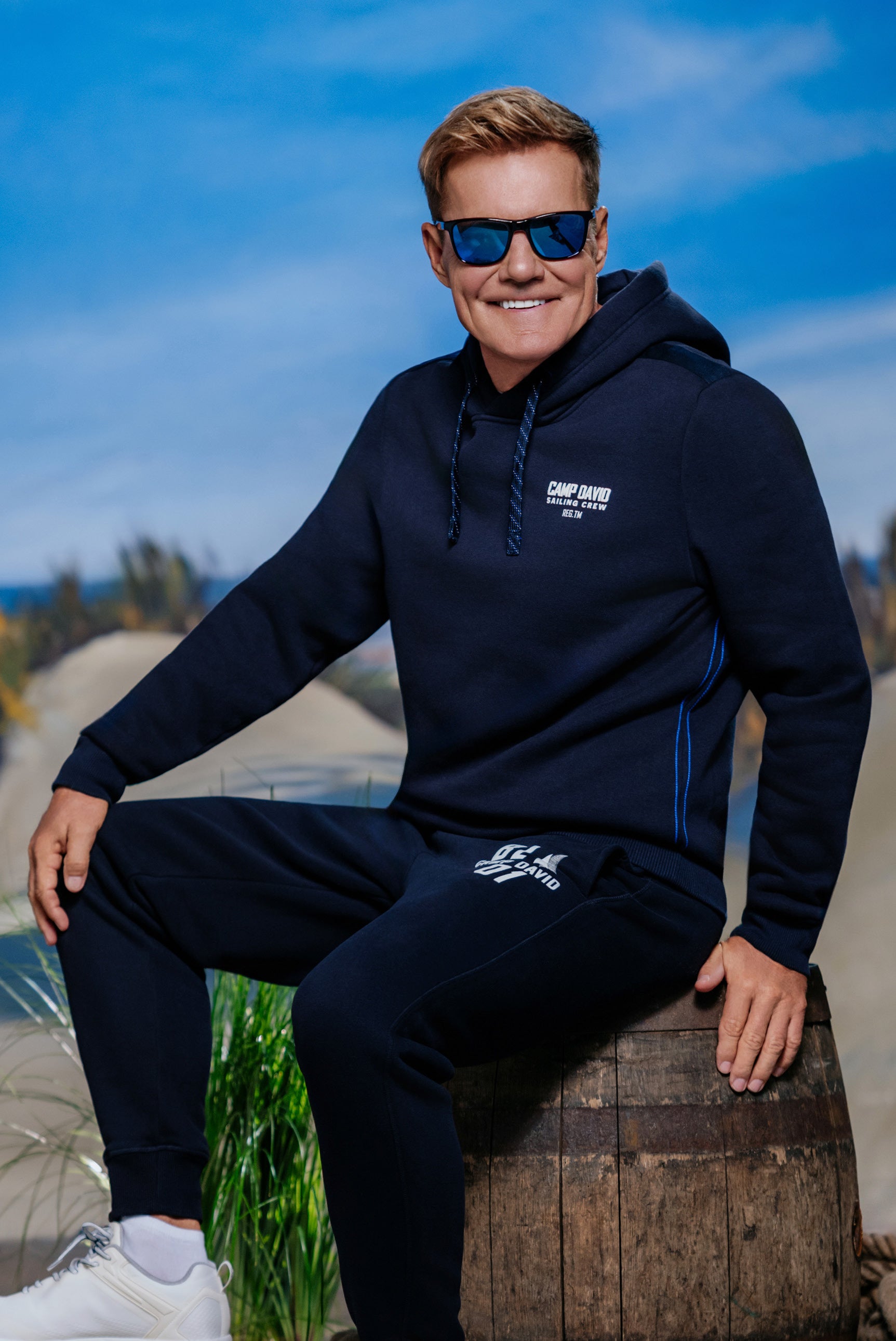 Spodnie dresowe z wypukłym nadrukiem - 7