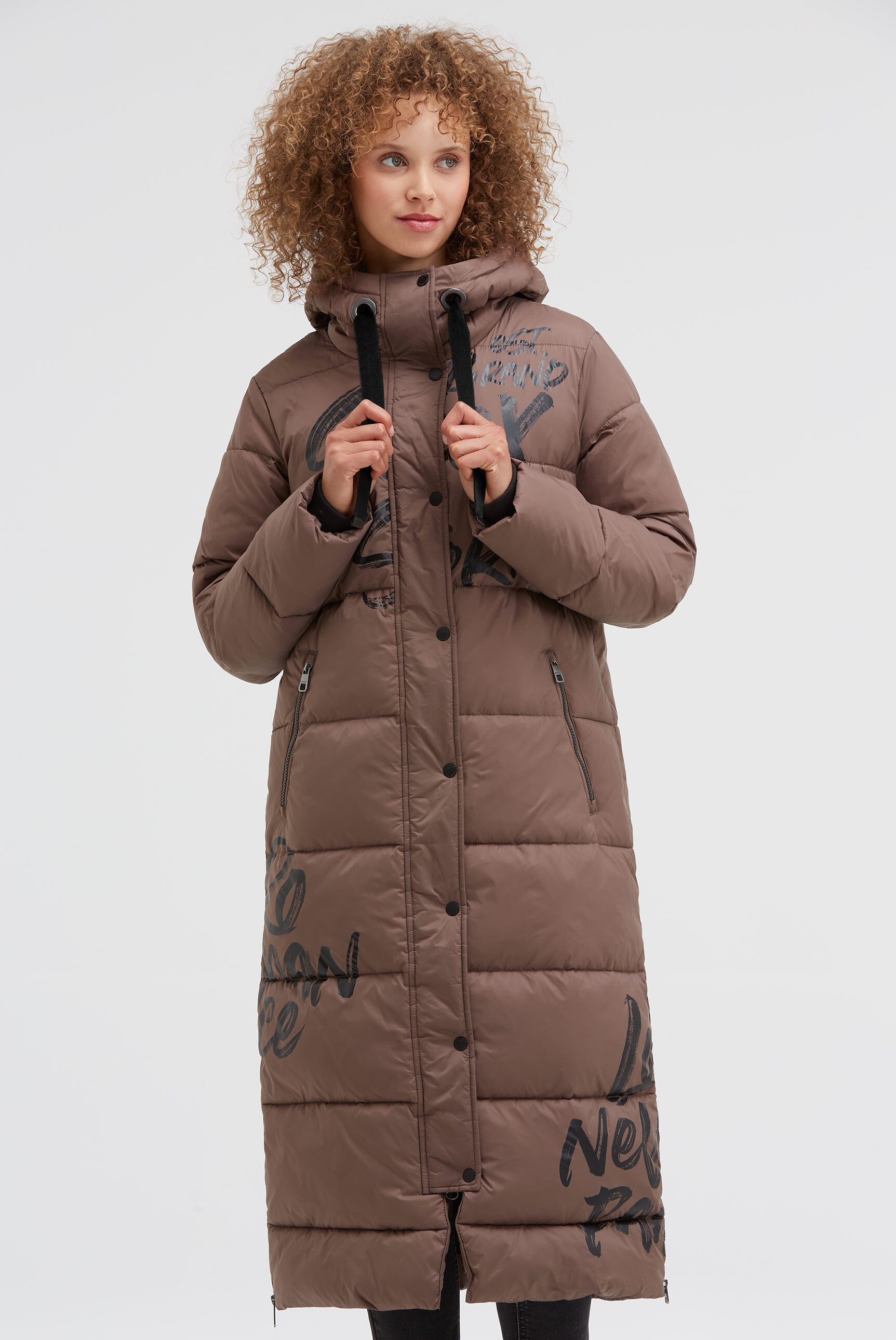 Pikowany płaszcz z kapturem i nadrukami z logo