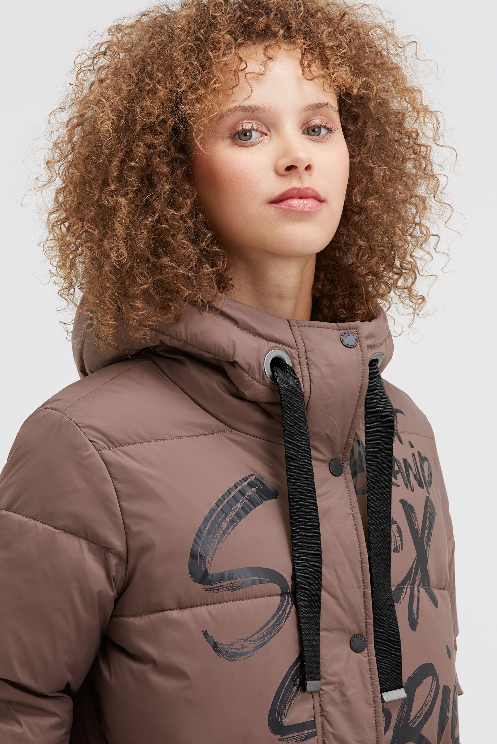 Pikowany płaszcz z kapturem i nadrukami z logo - 4