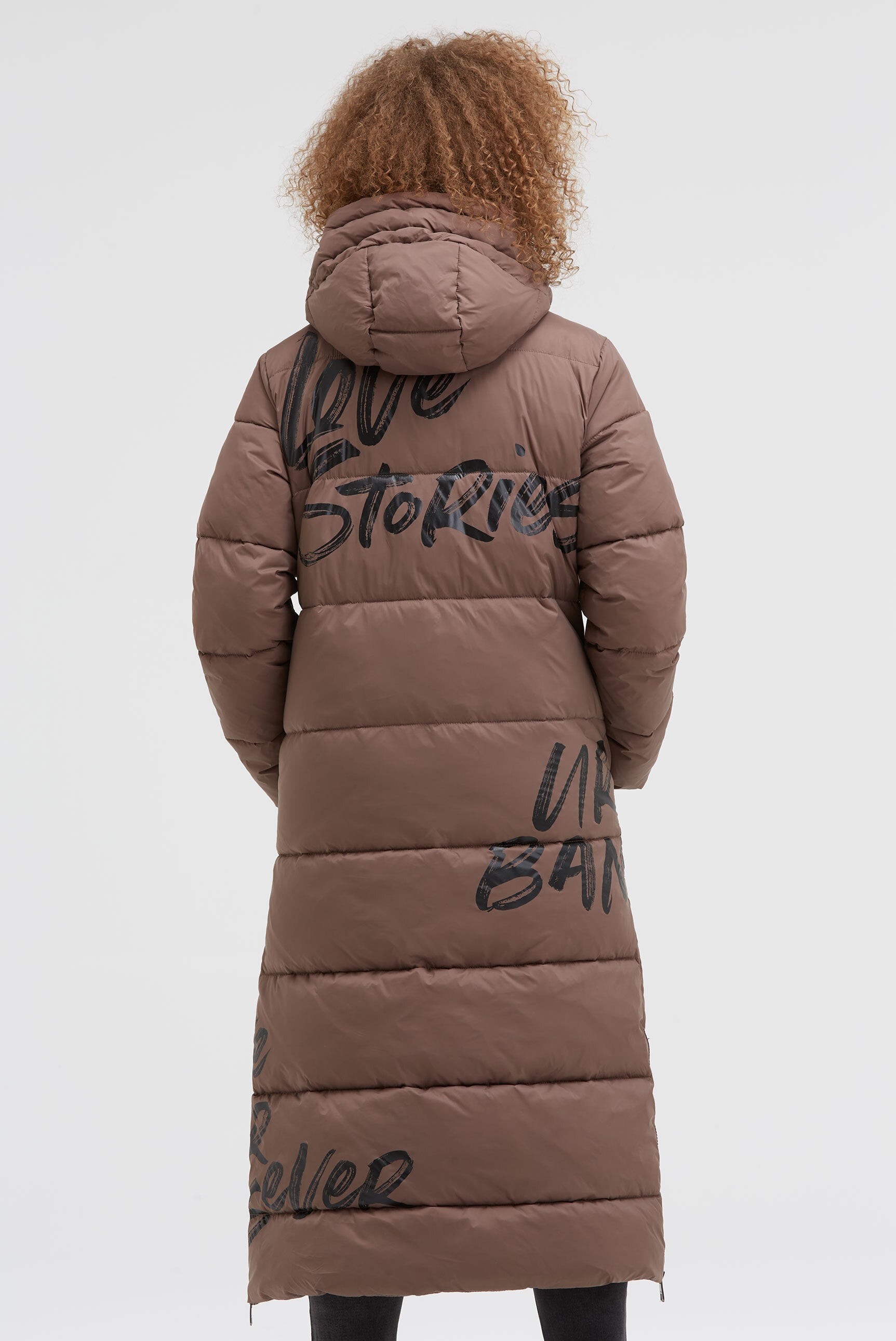 Pikowany płaszcz z kapturem i nadrukami z logo - 5