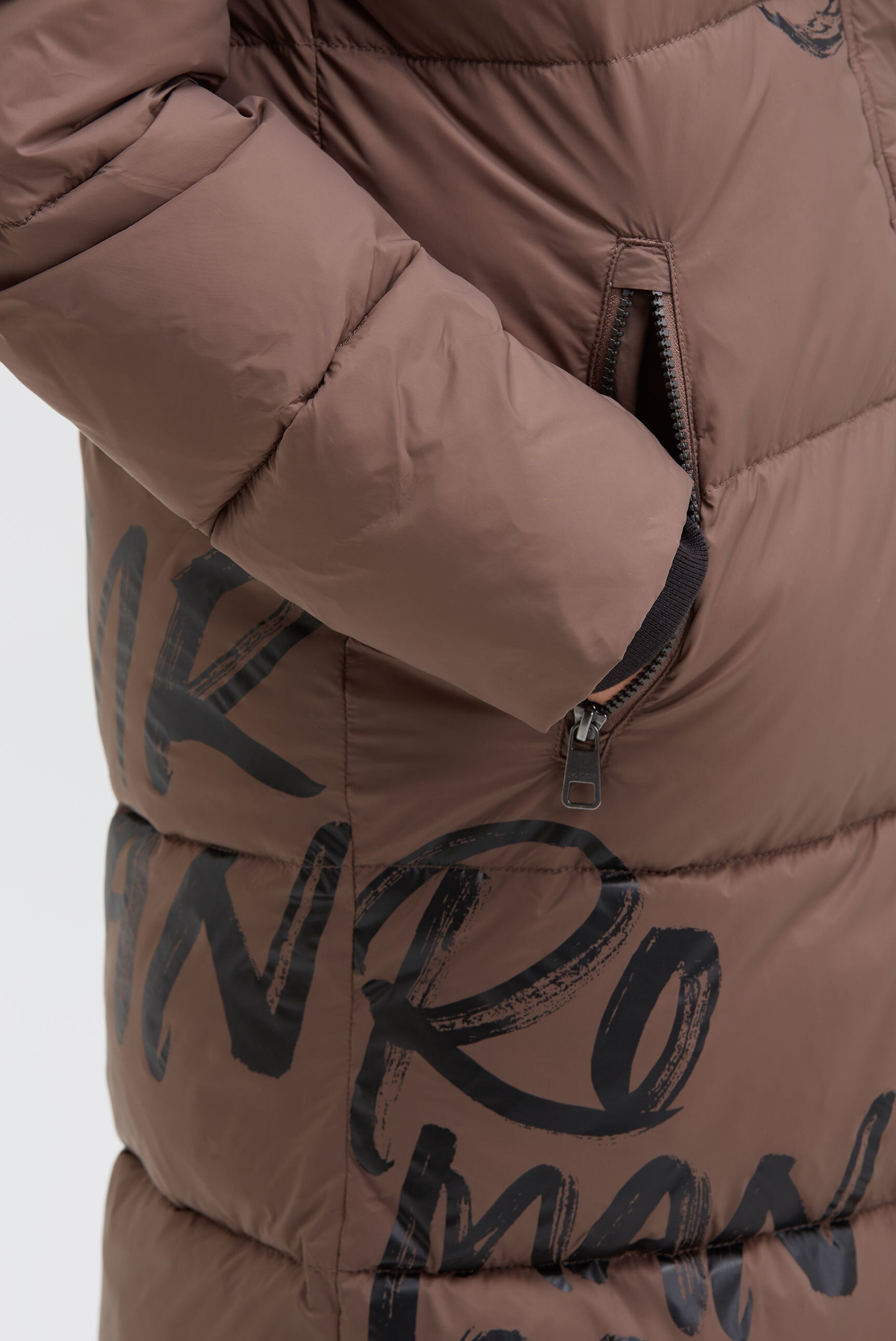 Pikowany płaszcz z kapturem i nadrukami z logo - 6