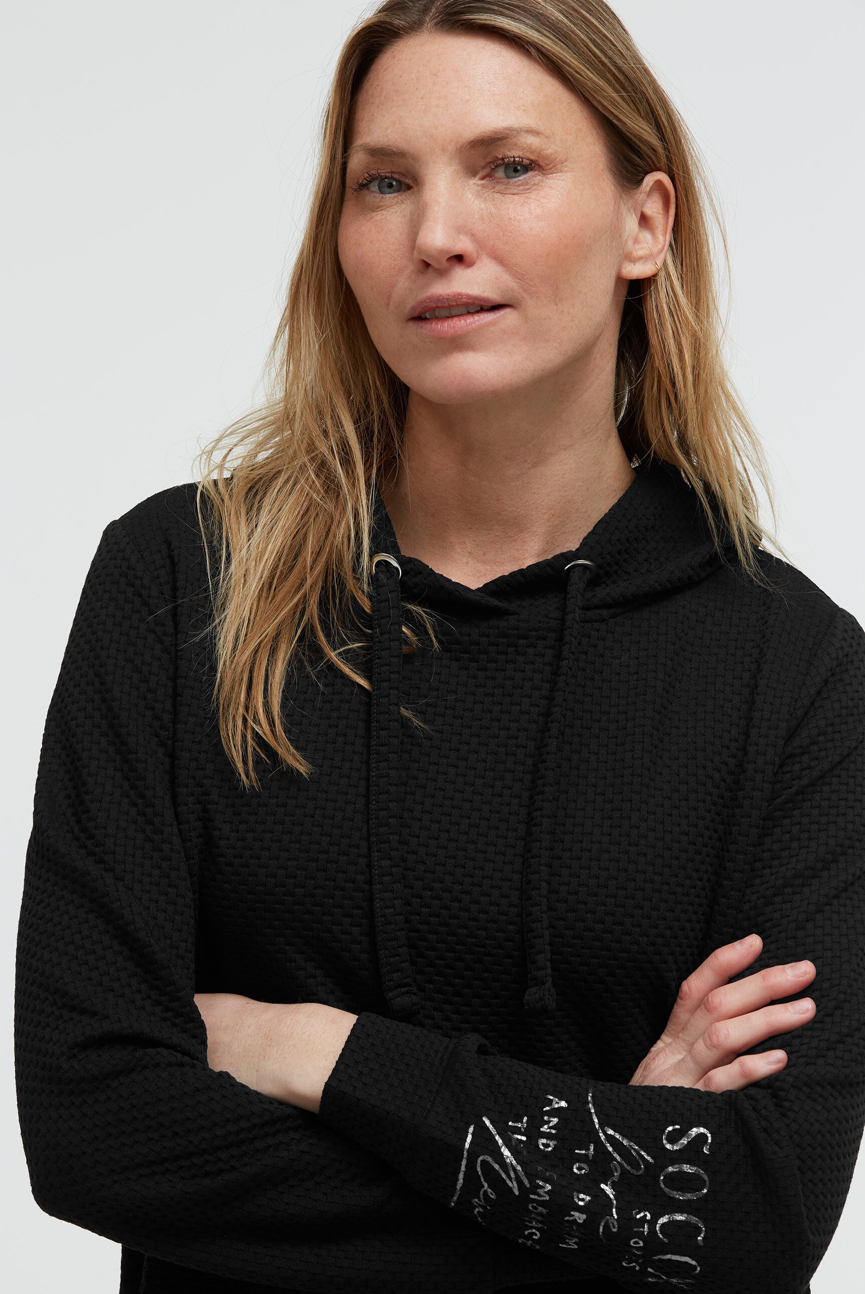 Bluza z kapturem z fakturą i rozcięciami po bokach - 4