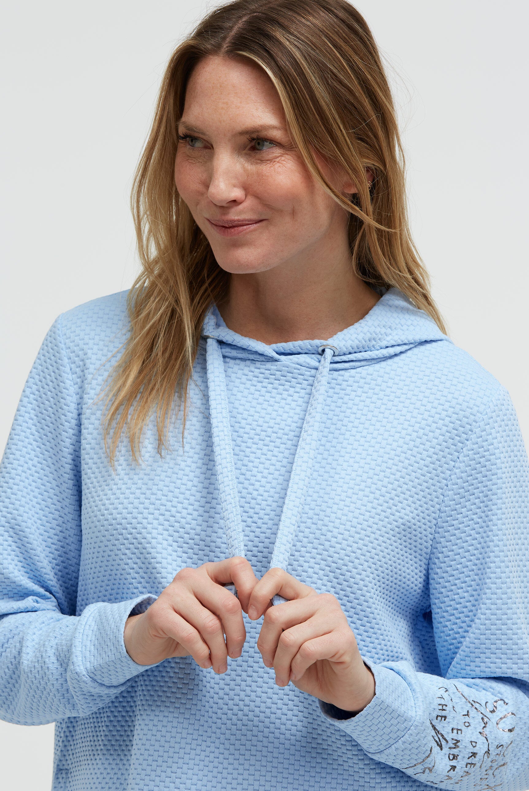 Bluza z kapturem z fakturą i rozcięciami po bokach - 4