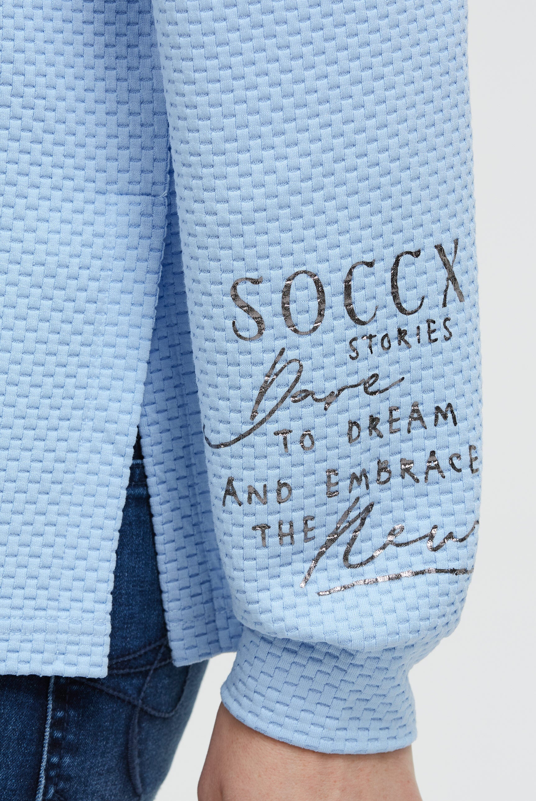 Bluza z kapturem z fakturą i rozcięciami po bokach - 6