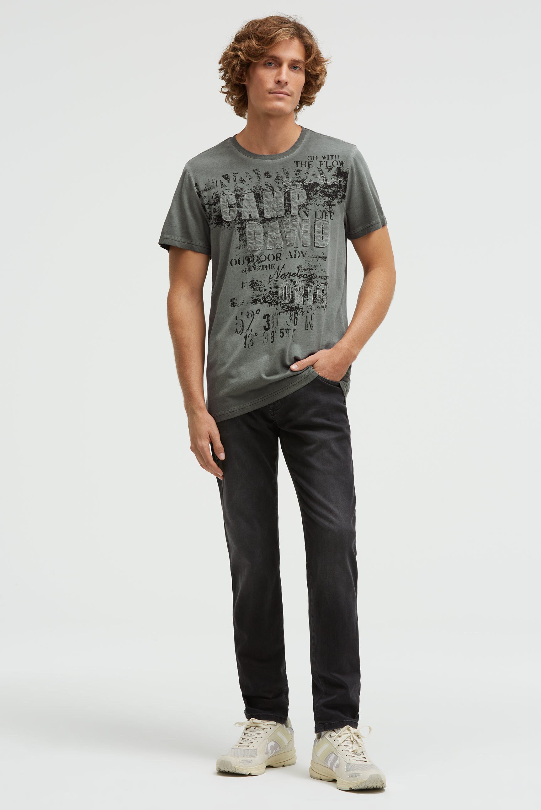 T-shirt o znoszonym wyglądzie z aplikacjami z logo - 3