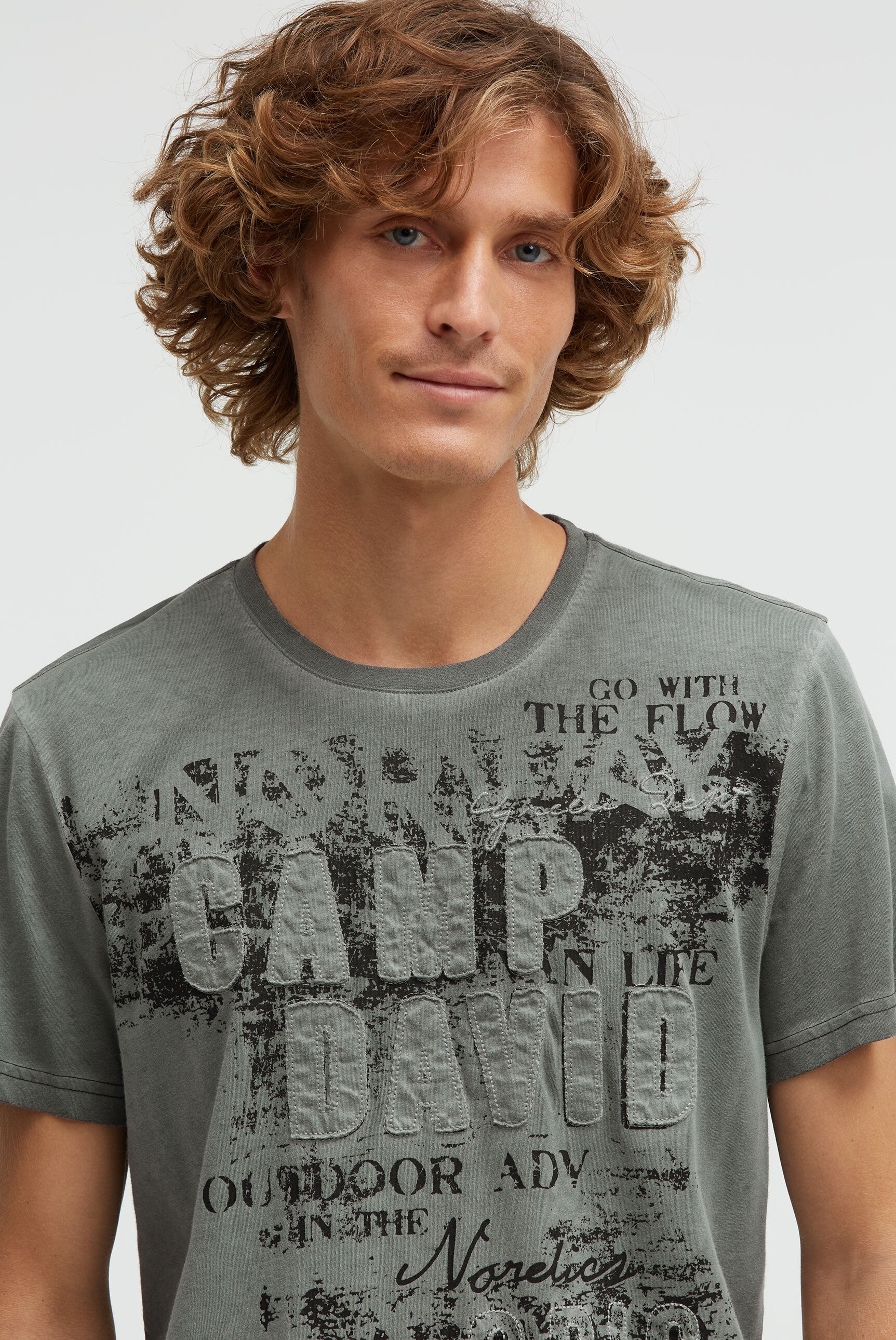 T-shirt o znoszonym wyglądzie z aplikacjami z logo