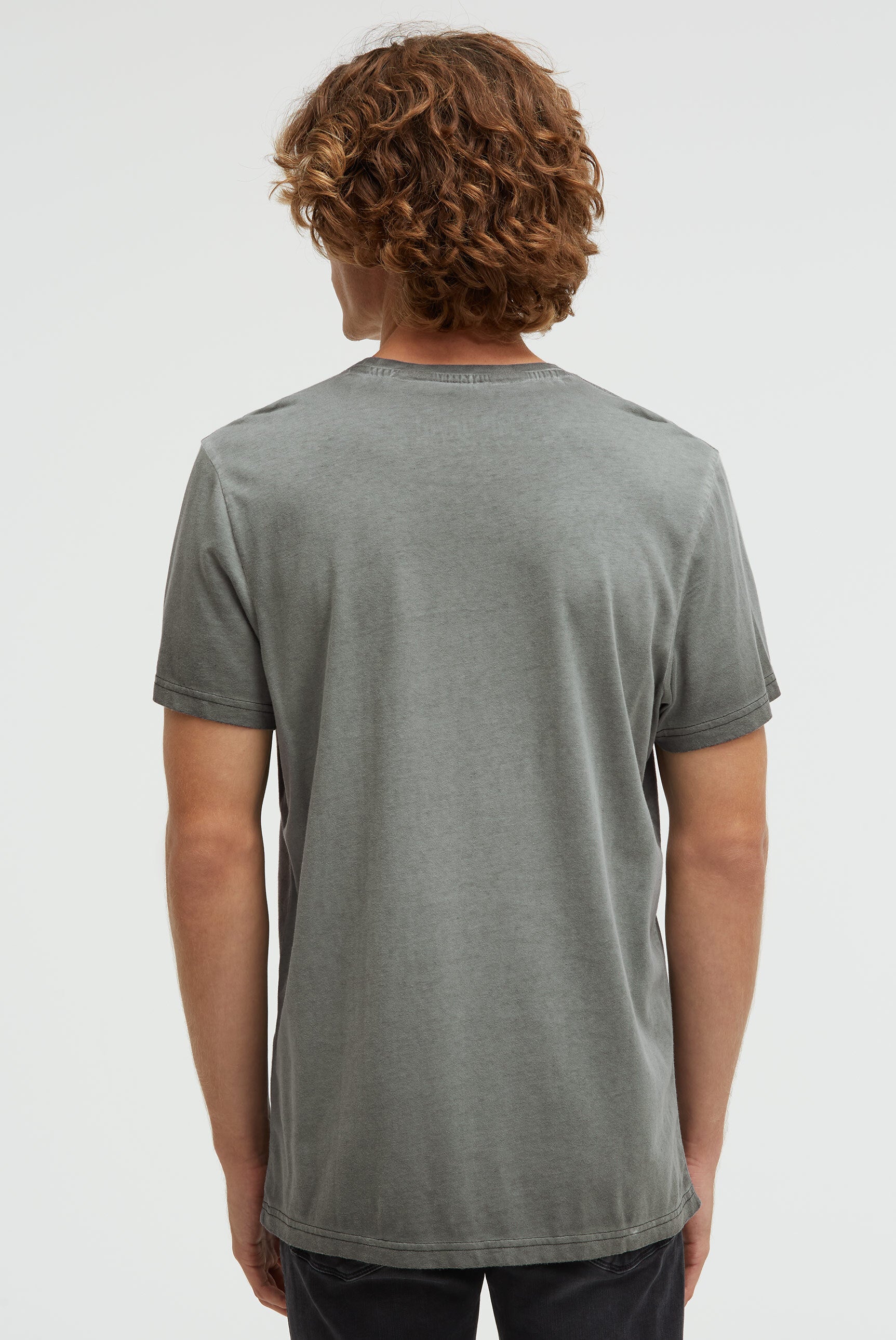 T-shirt o znoszonym wyglądzie z aplikacjami z logo