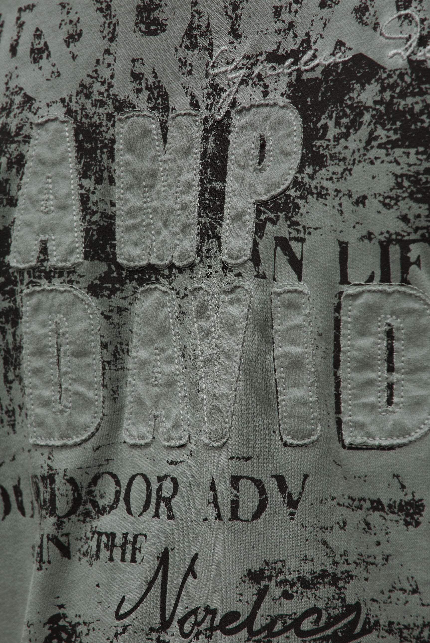 T-shirt o znoszonym wyglądzie z aplikacjami z logo - 6