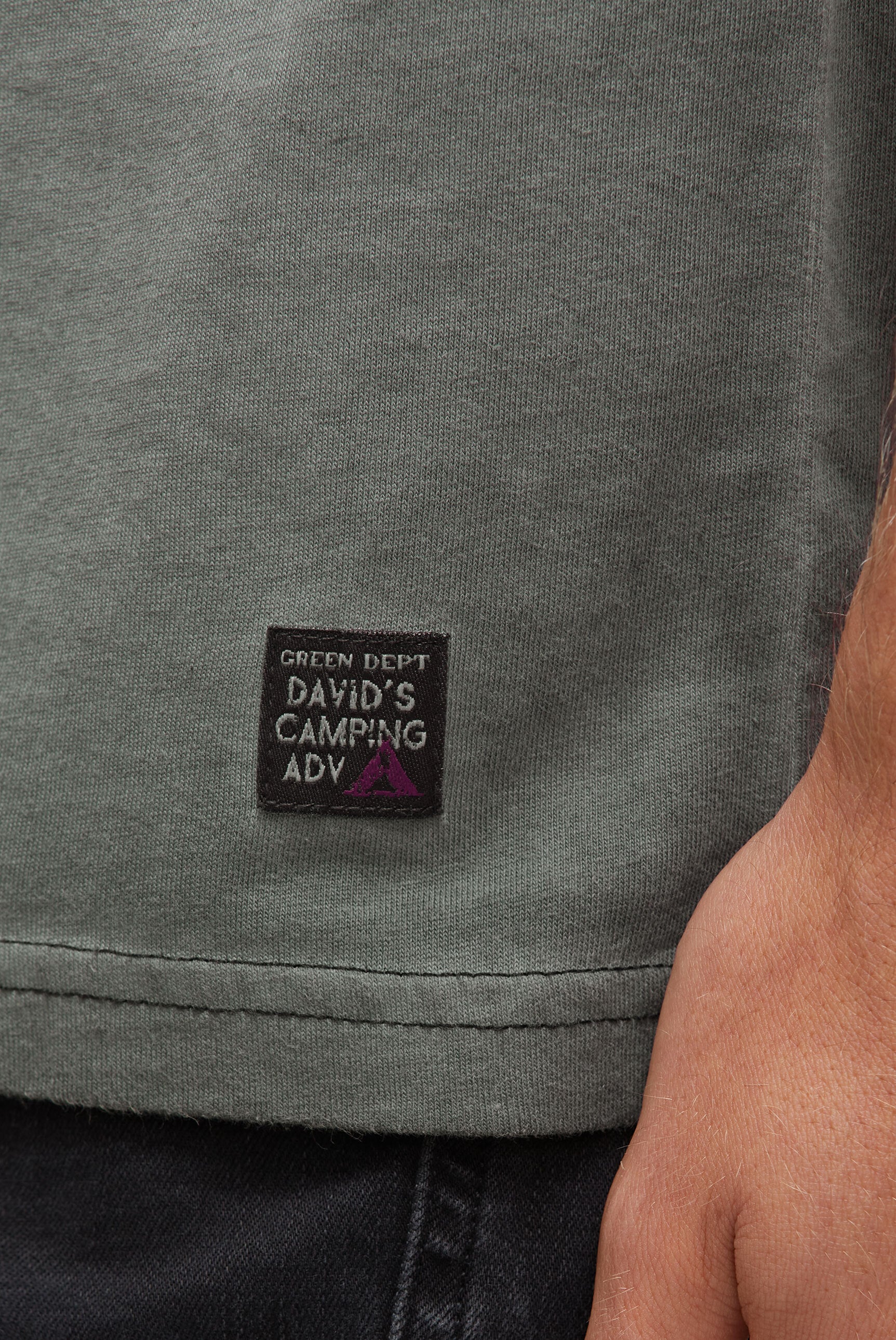 T-shirt o znoszonym wyglądzie z aplikacjami z logo