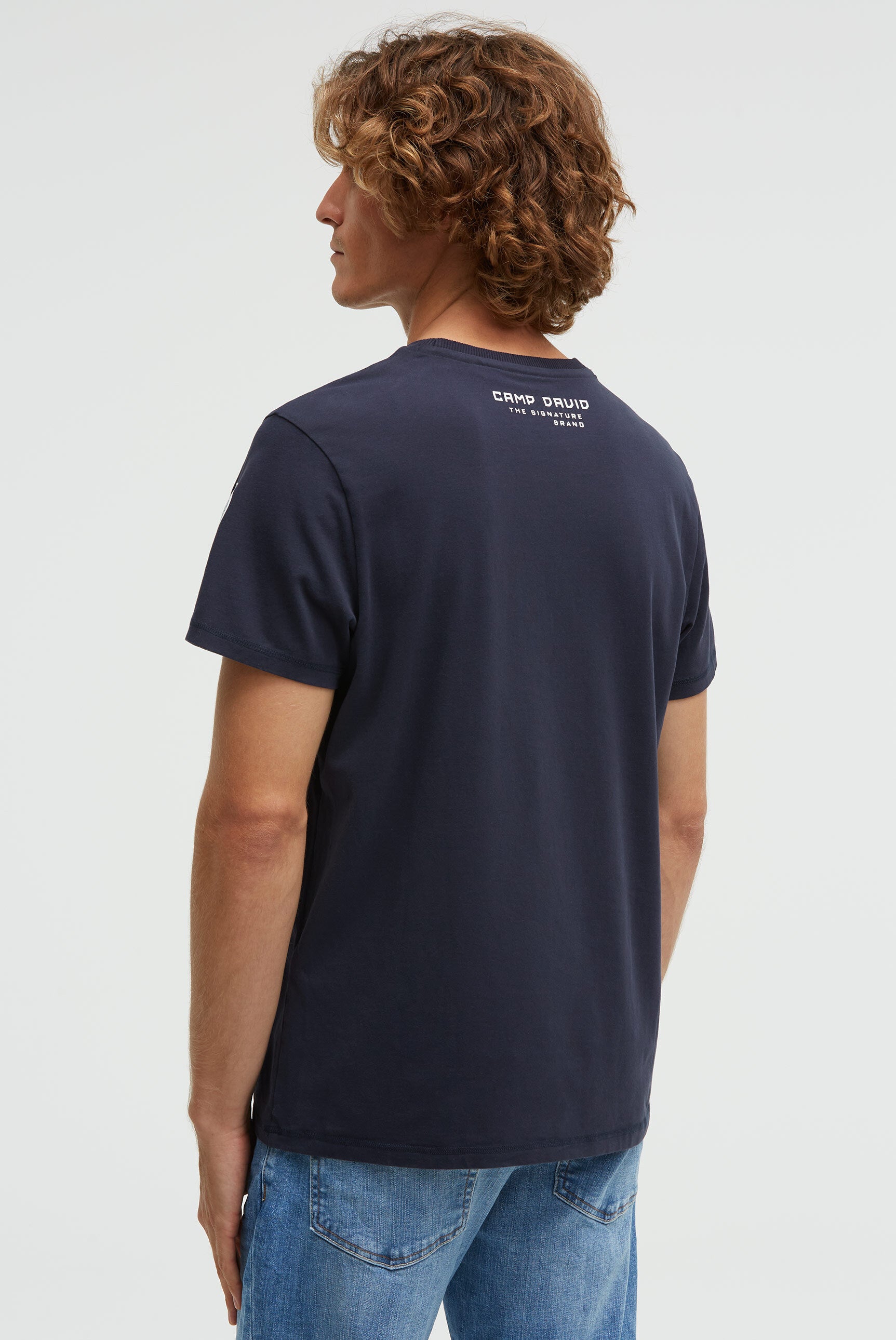 T-shirt z wyrazistym nadrukowanym logo - 5
