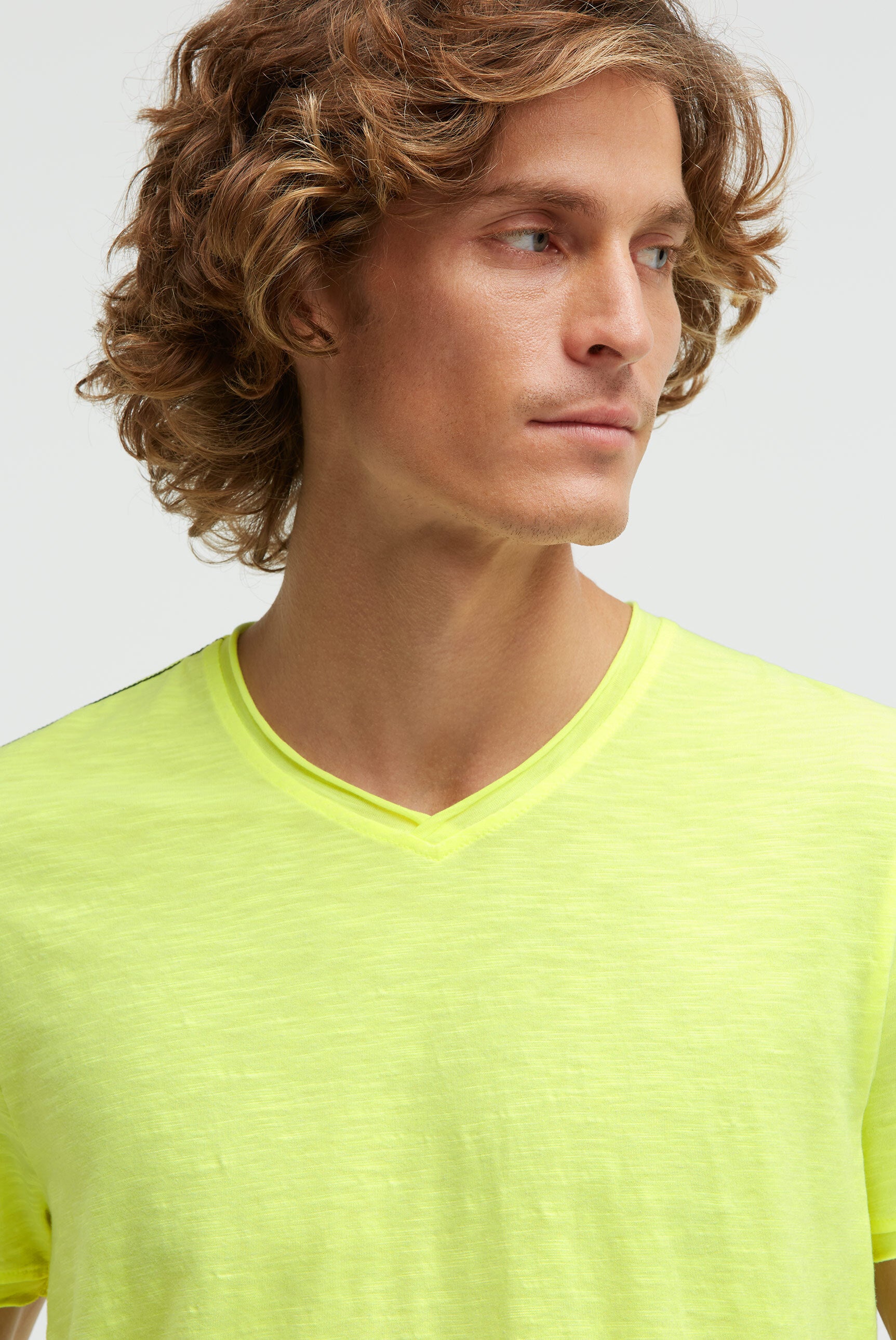 T-shirt basic z dekoltem w serek i nadrukiem
