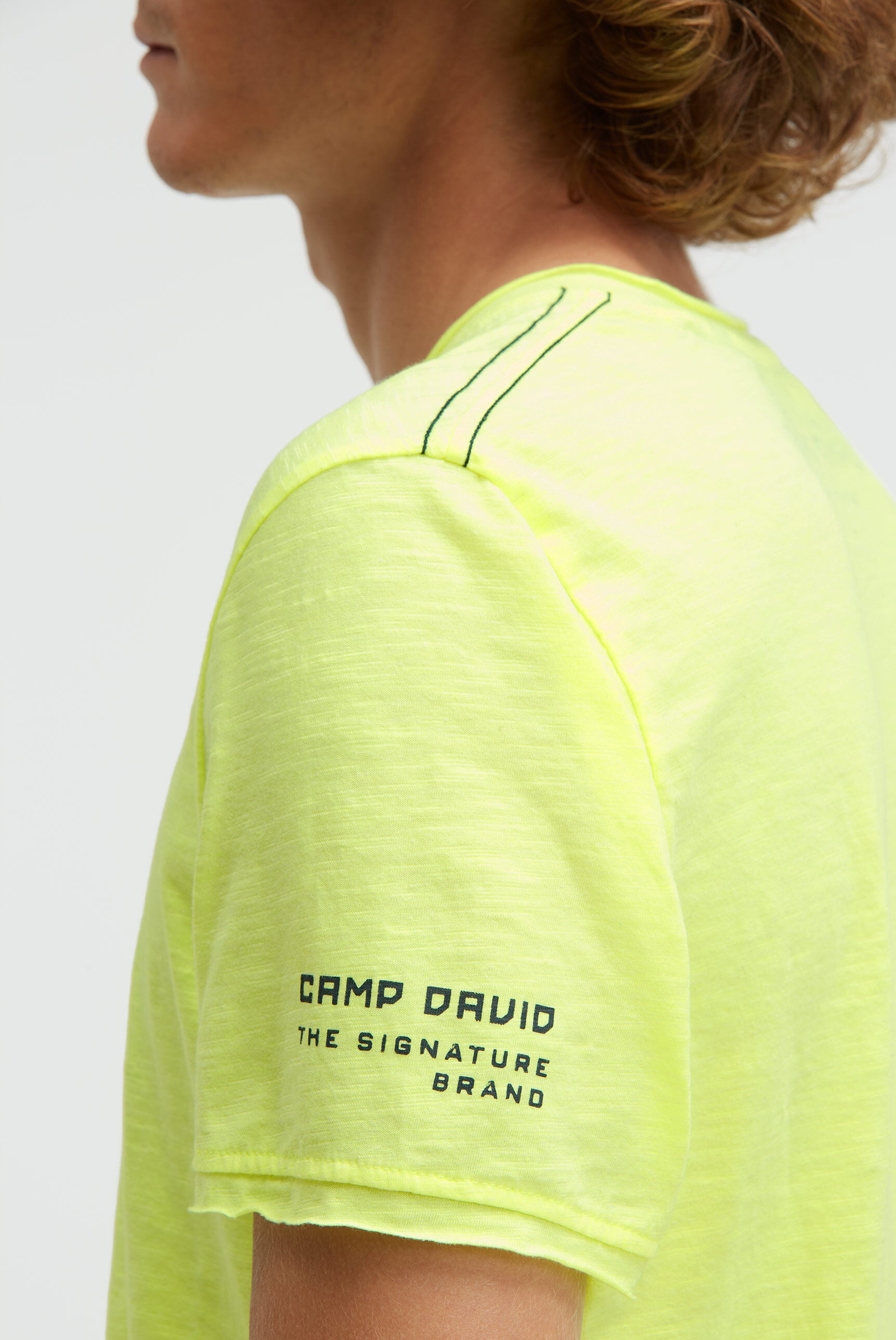 T-shirt basic z dekoltem w serek i nadrukiem