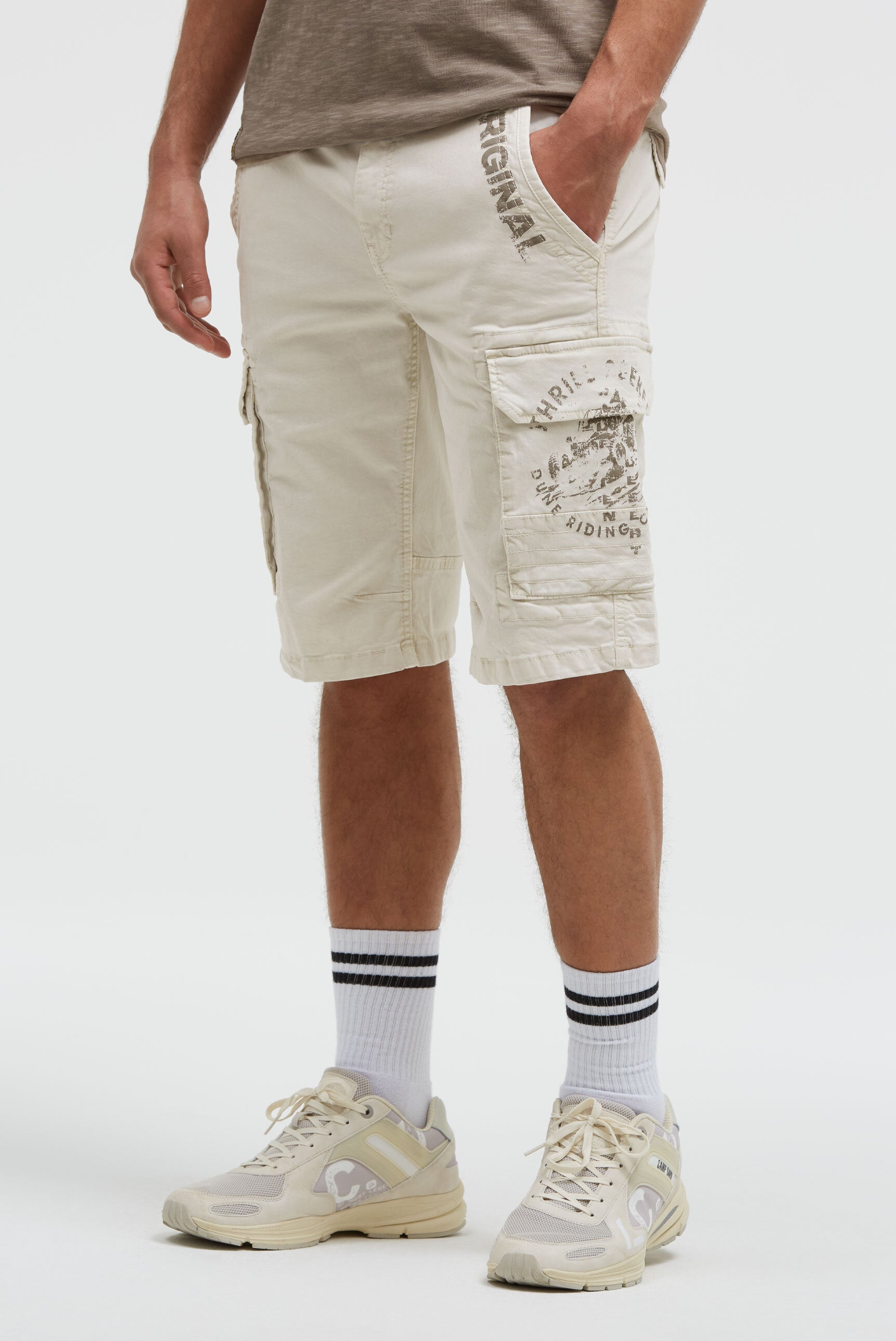 Szorty cargo z nadrukami w stylu used look
