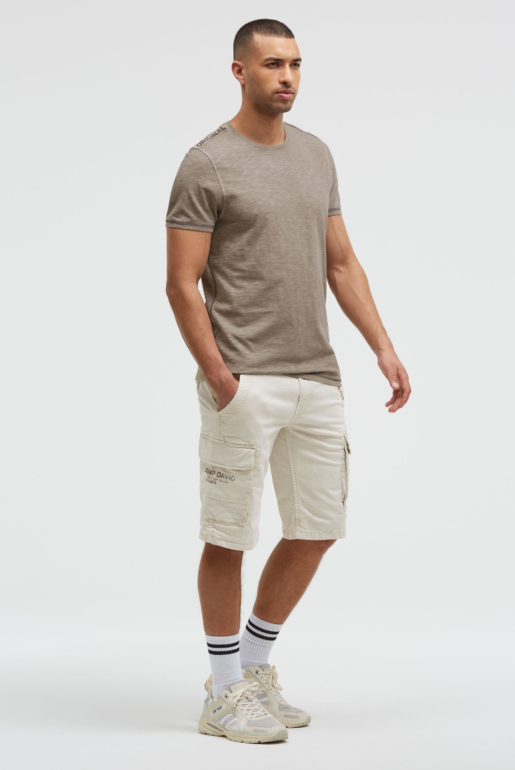 Szorty cargo z nadrukami w stylu used look - 3