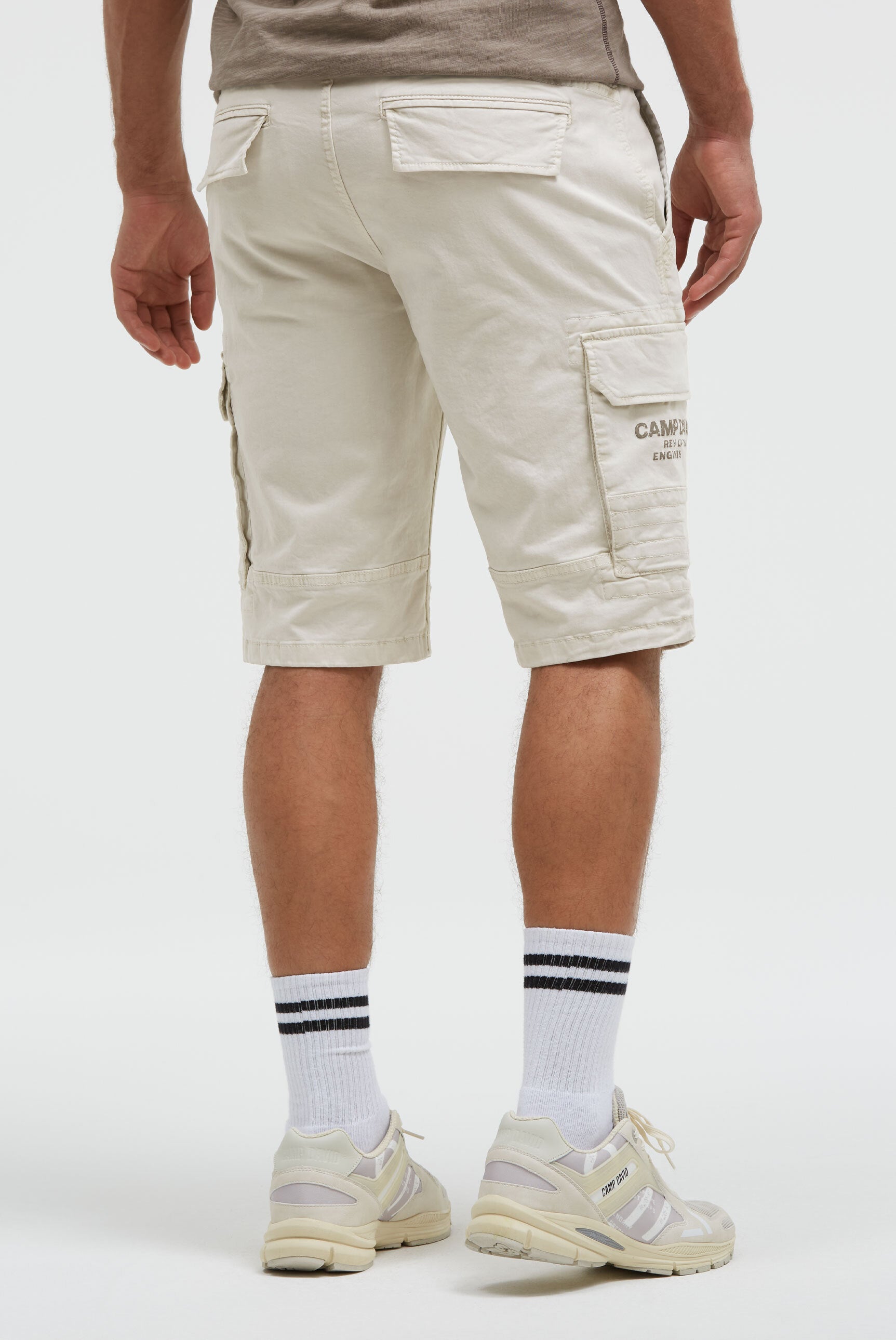 Szorty cargo z nadrukami w stylu used look - 5