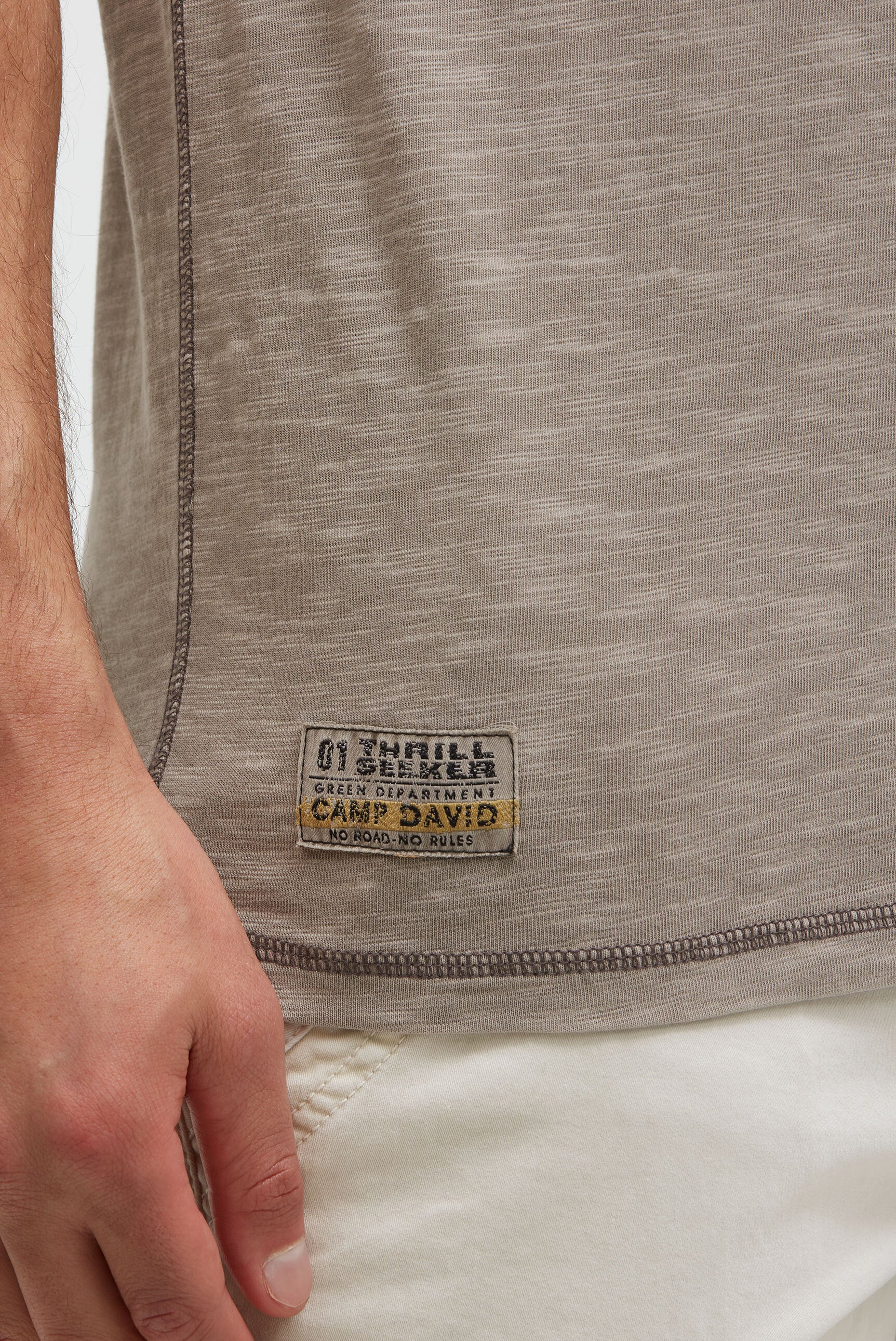 T-Shirt mit Tapes und Rücken-Print - 6