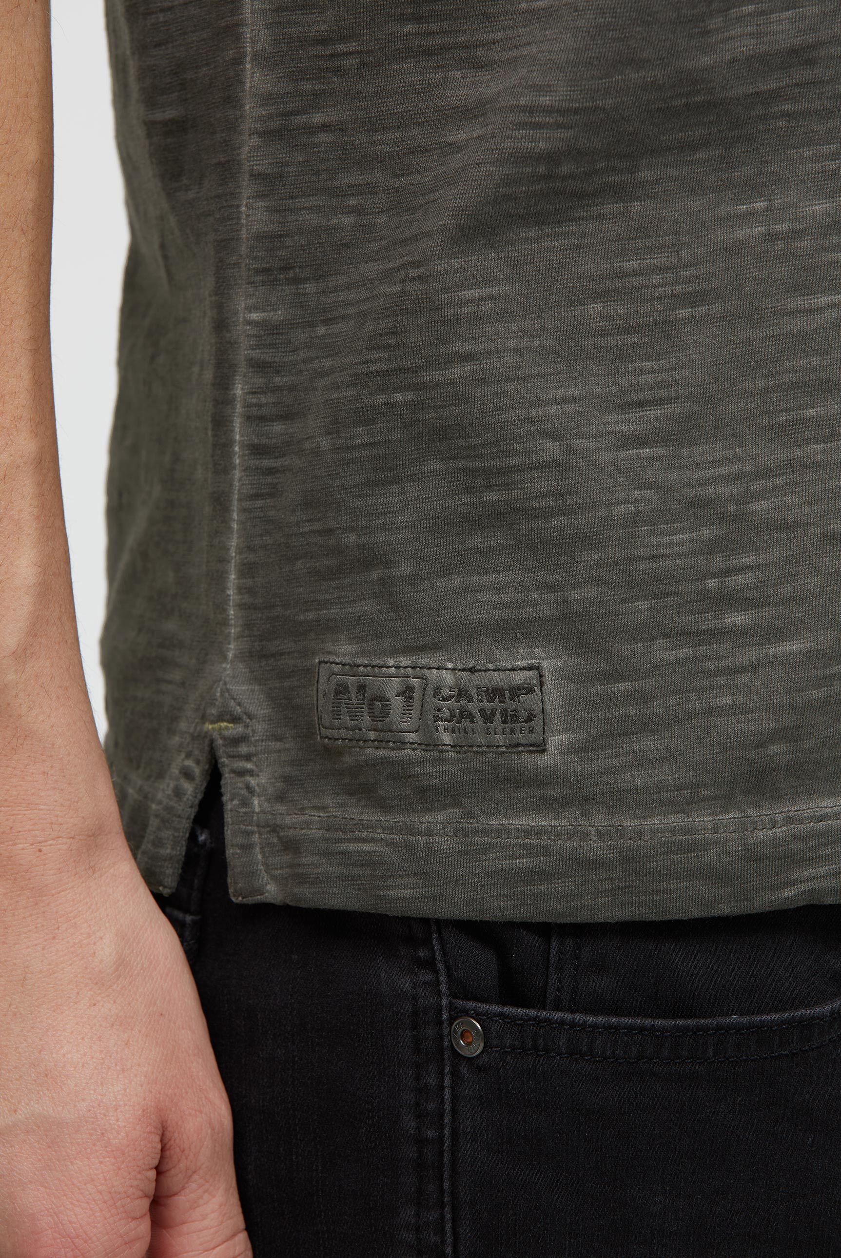 Kurzarmpolo mit V-Neck und Back-Print - 6