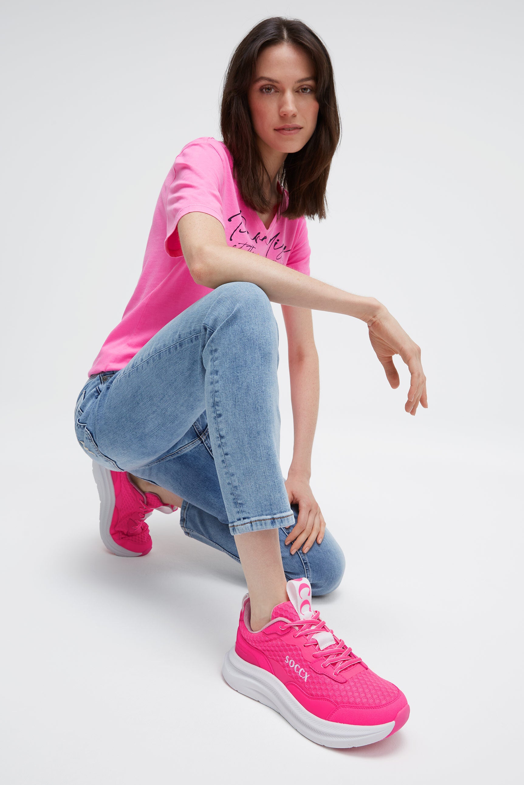 Sneakery o siateczkowym designie z haftowanym logo