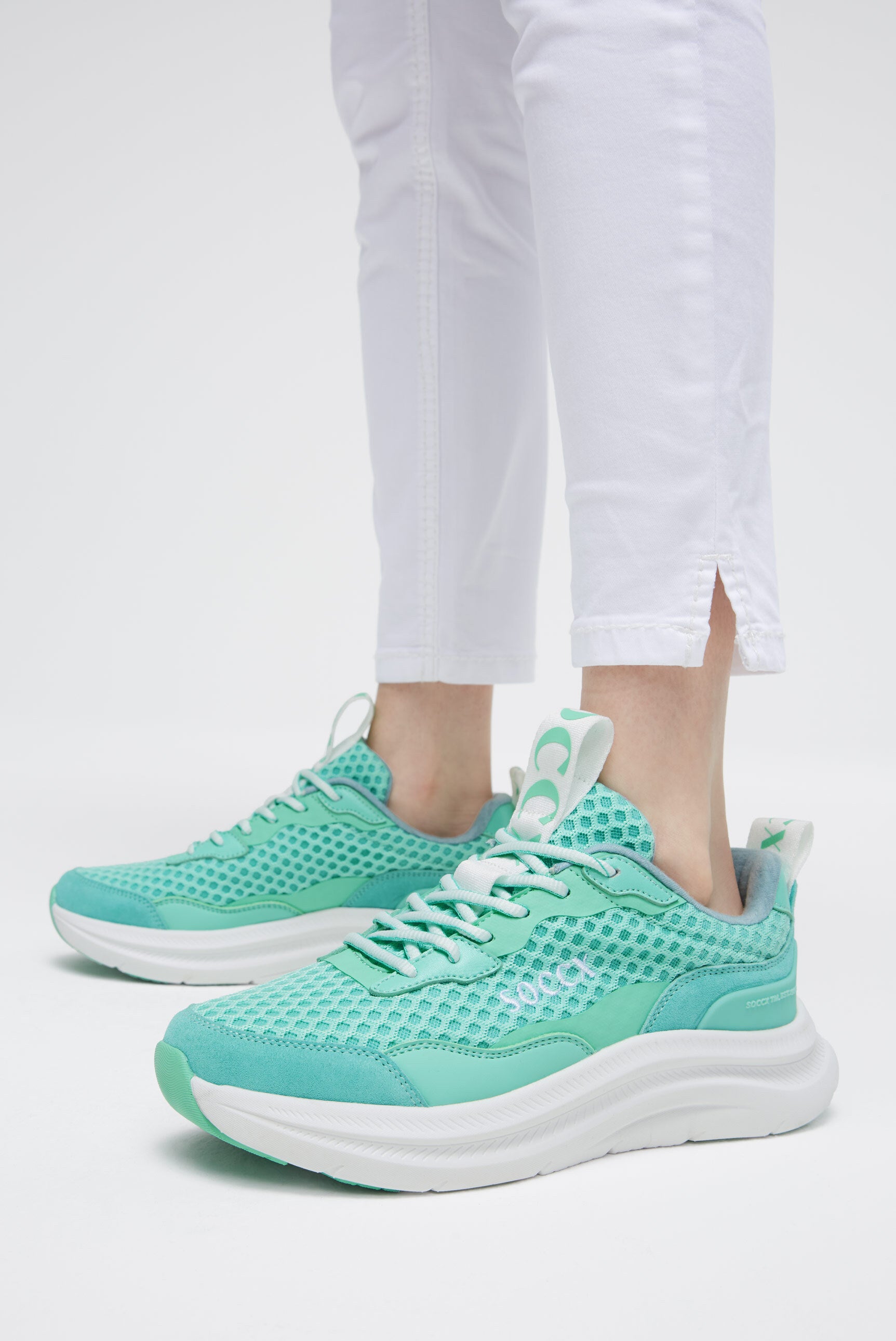 Sneakery o siateczkowym designie z haftowanym logo