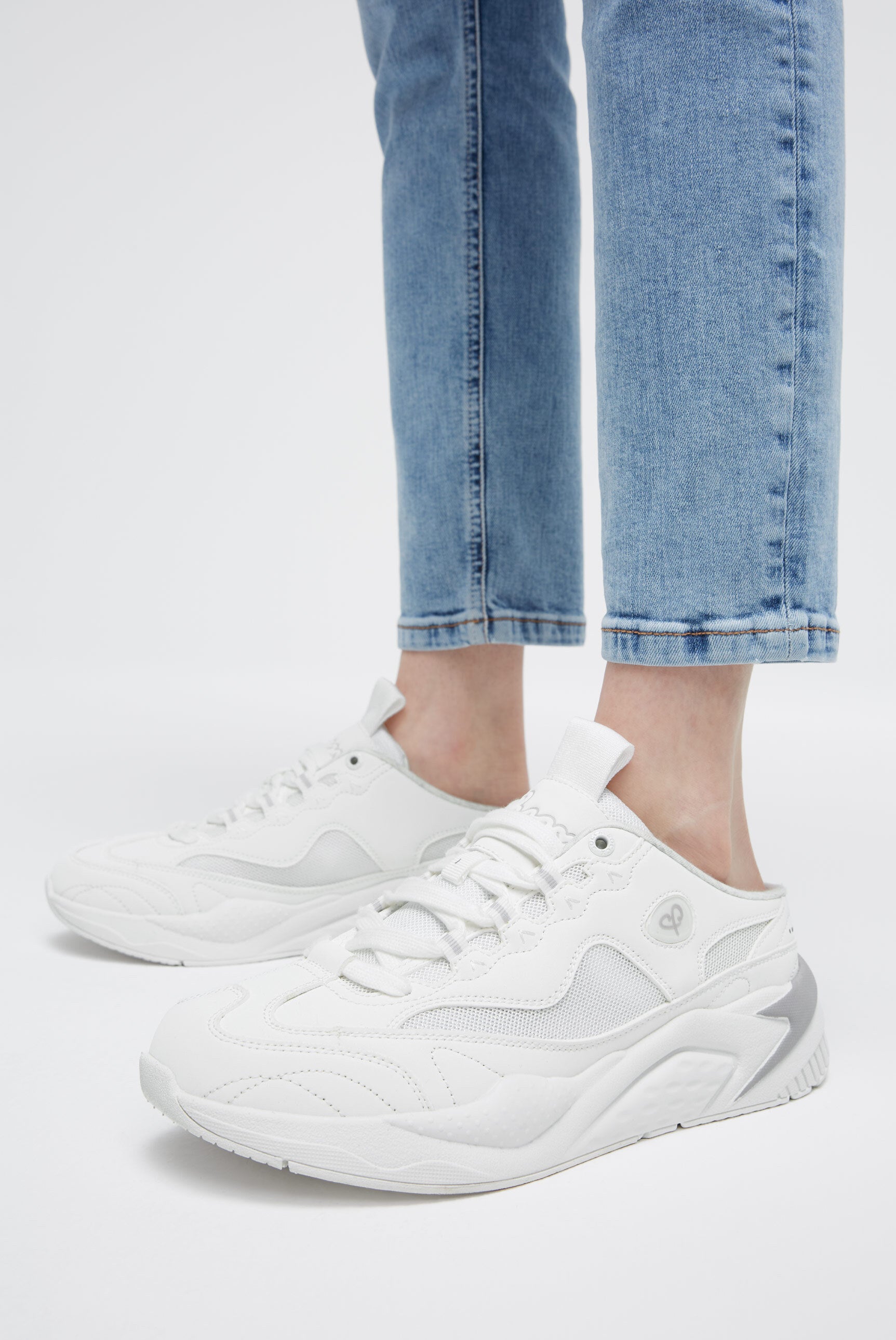 Wsuwane sneakersy z mieszanki materiałów w tym samym kolorze - 2