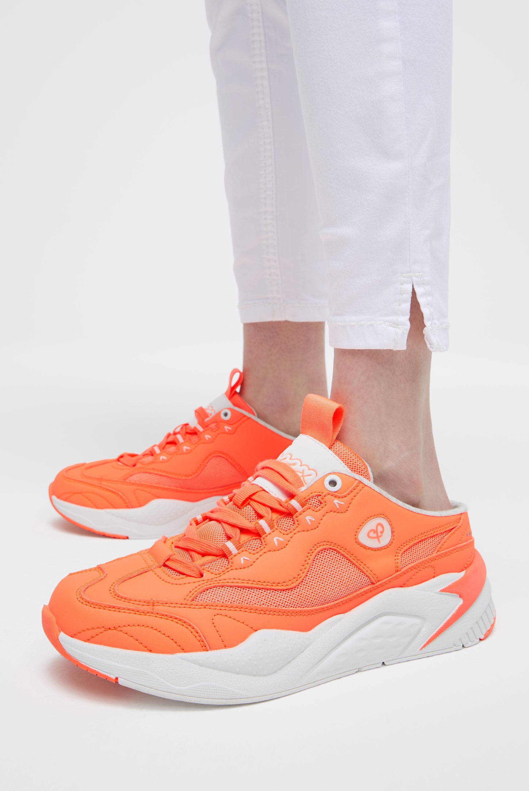 Wsuwane sneakersy z mieszanki materiałów w tym samym kolorze - 9