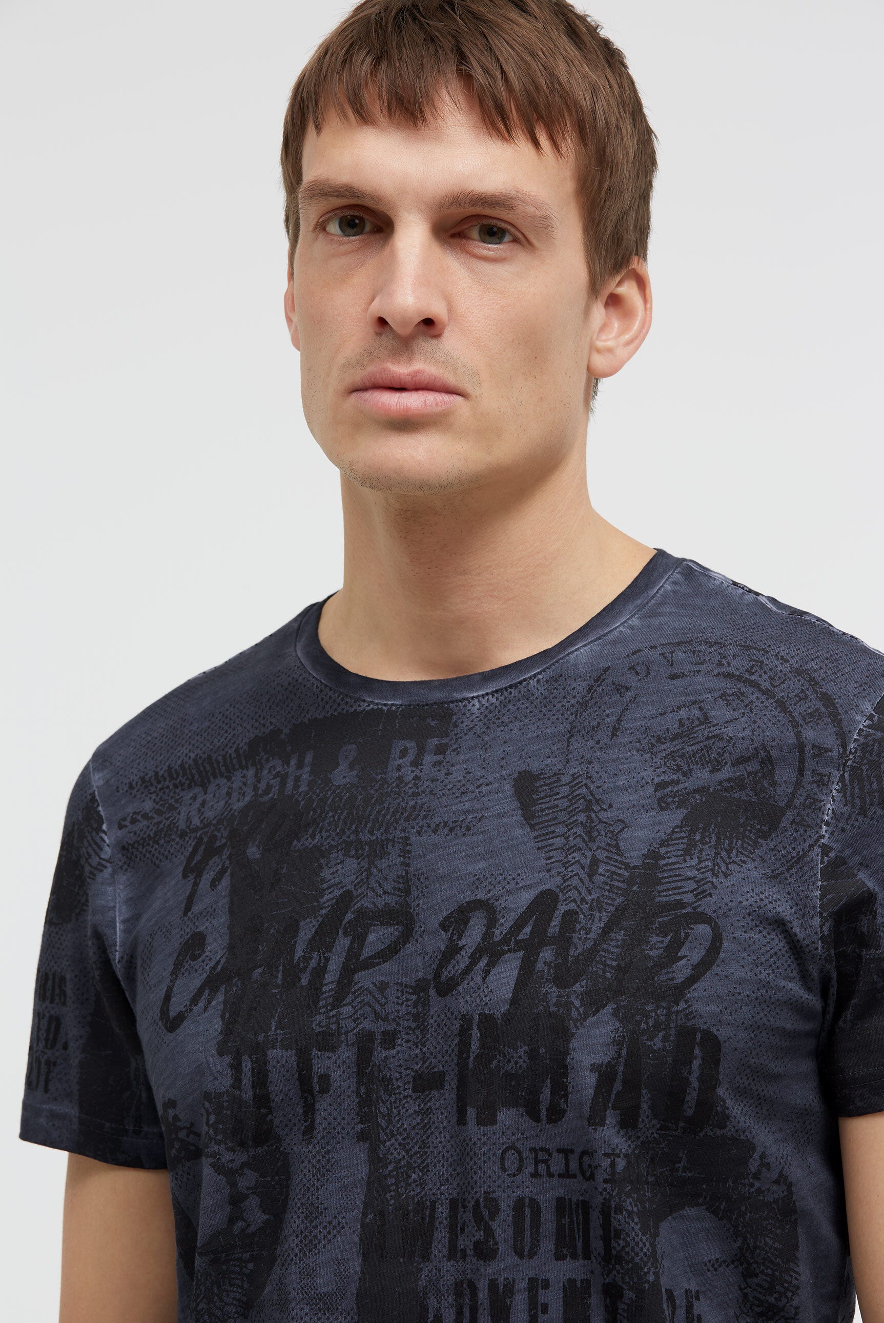 T-shirt z okrągłym dekoltem i nadrukiem na całej powierzchni - 4