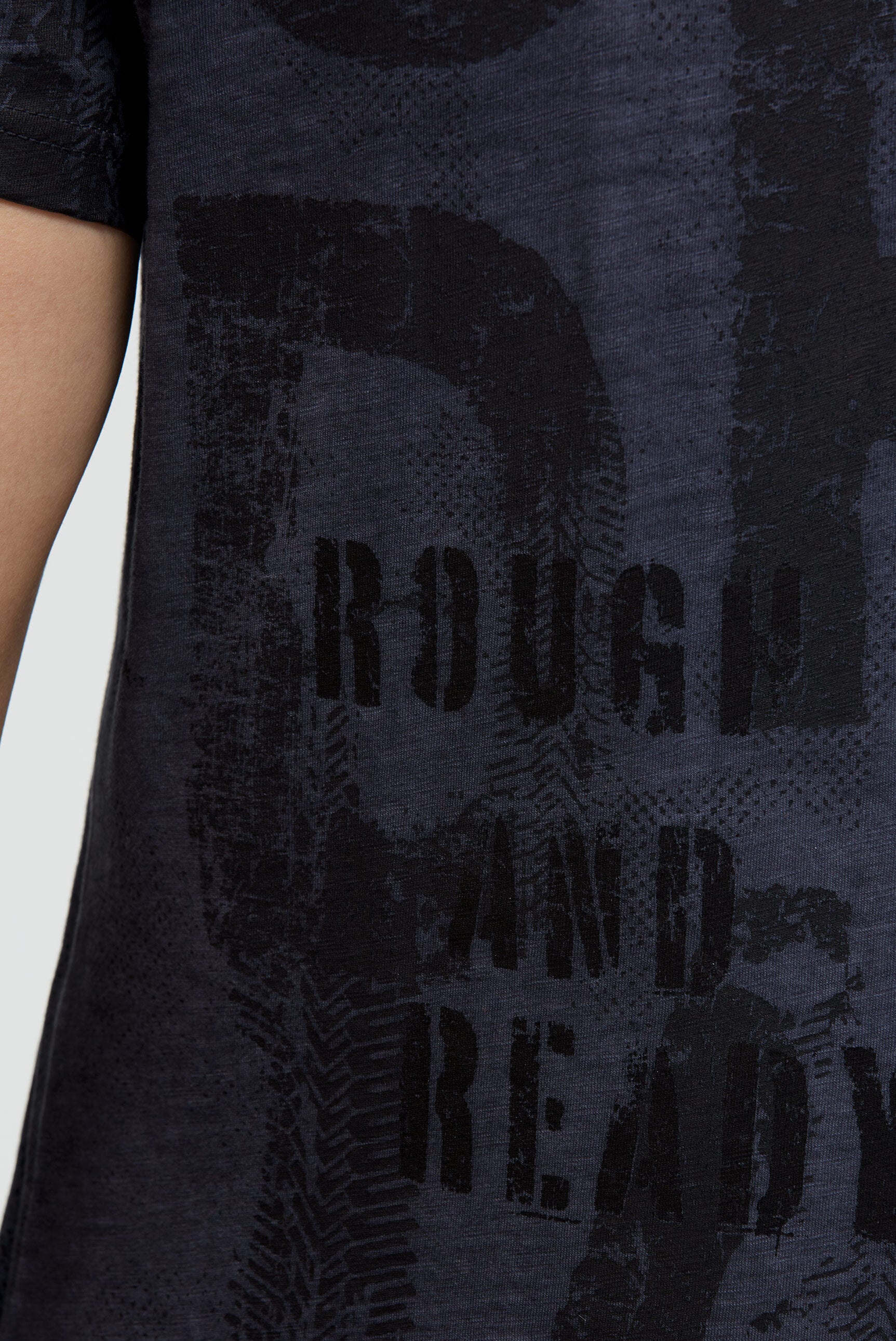 T-shirt z okrągłym dekoltem i nadrukiem na całej powierzchni - 6