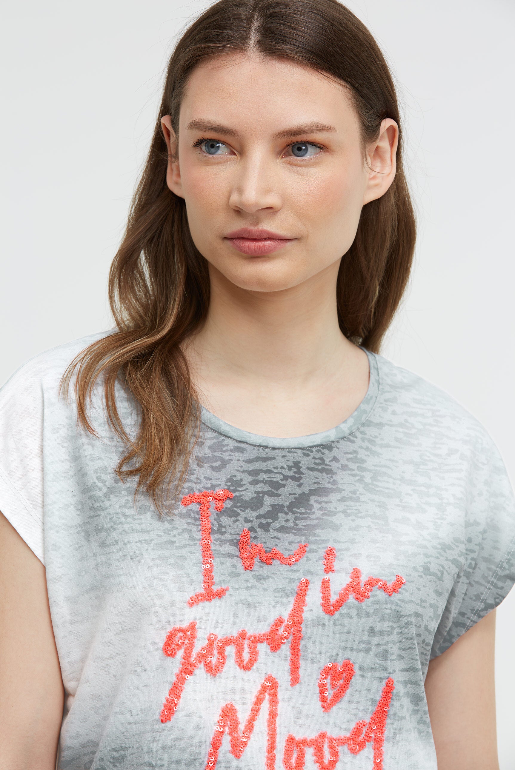 T-shirt devore z napisem z cekinów - 4
