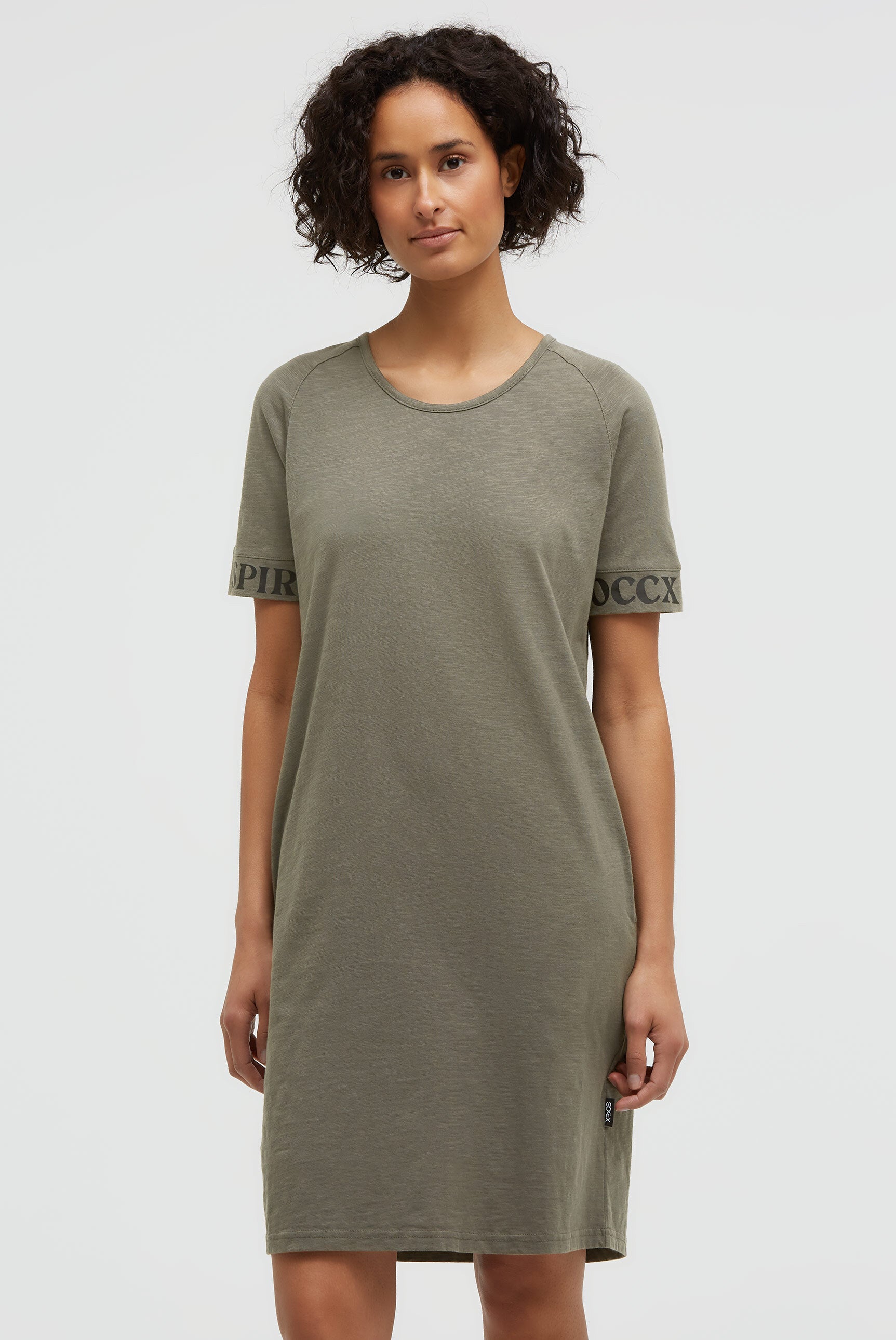 Sukienka z dżerseju z nadrukiem na rękawach