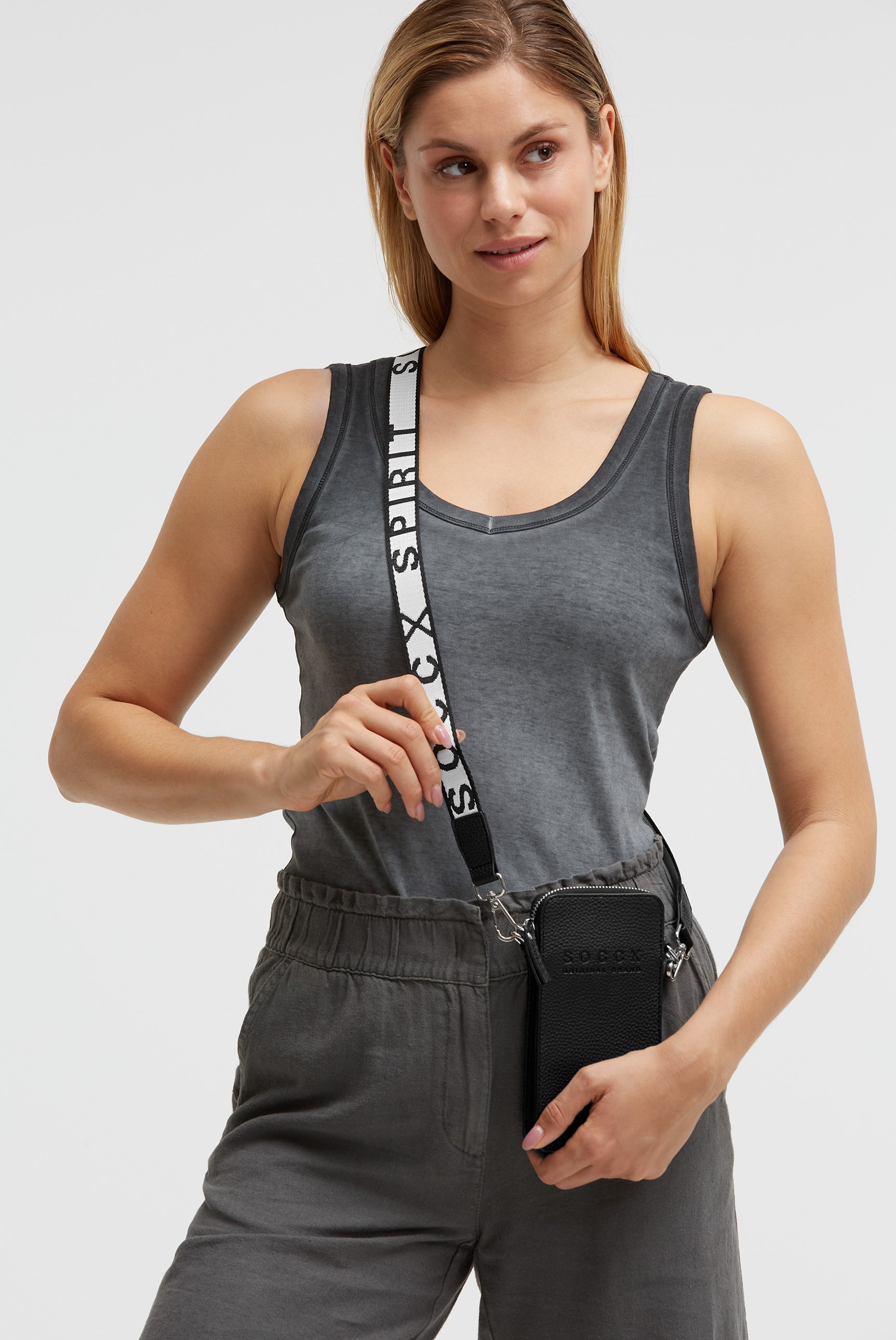 Torebka na telefon z logo i intarsjowanym paskiem parcianym