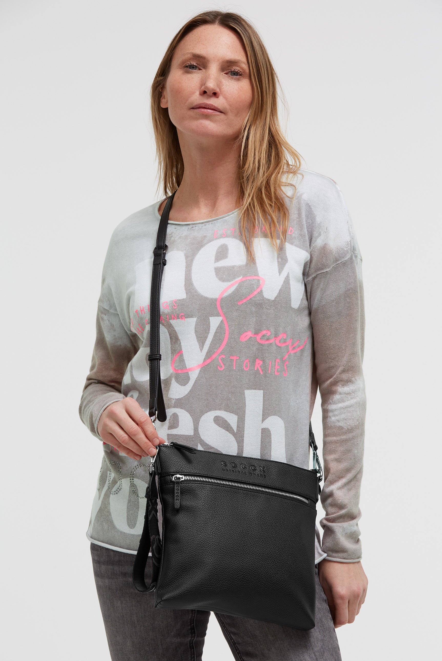 Torba na ramię z imitacji skóry z zawieszką z logo