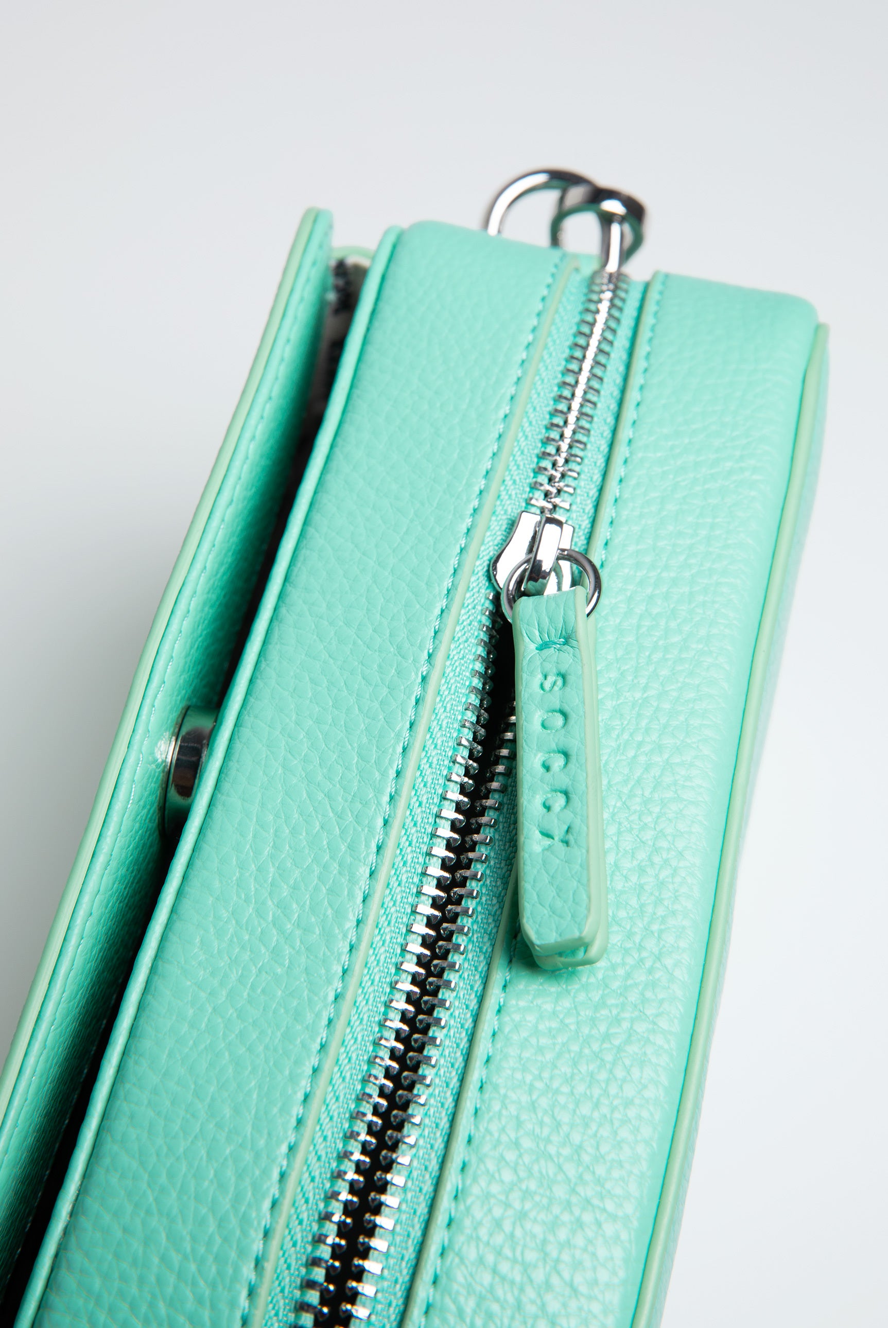 Torebka crossbody z logo i intarsjowanym paskiem parcianym