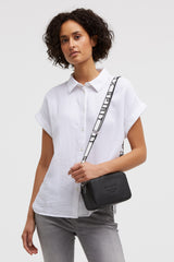 Torebka crossbody z logo i intarsjowanym paskiem parcianym