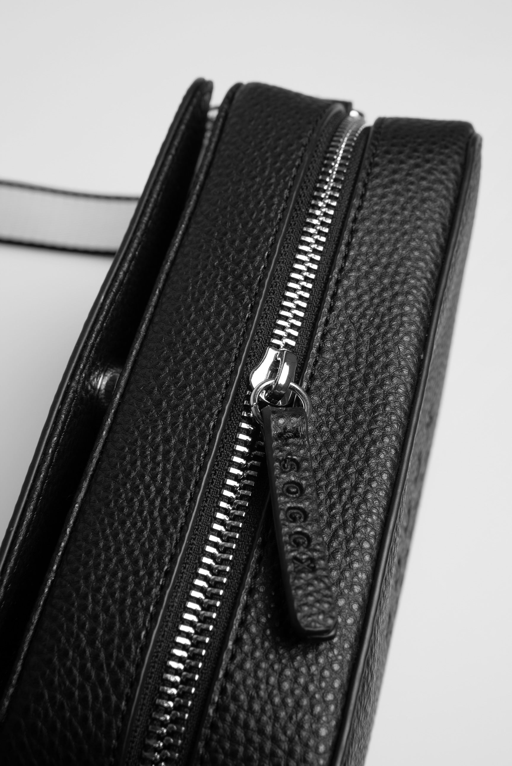 Torebka crossbody z logo i intarsjowanym paskiem parcianym