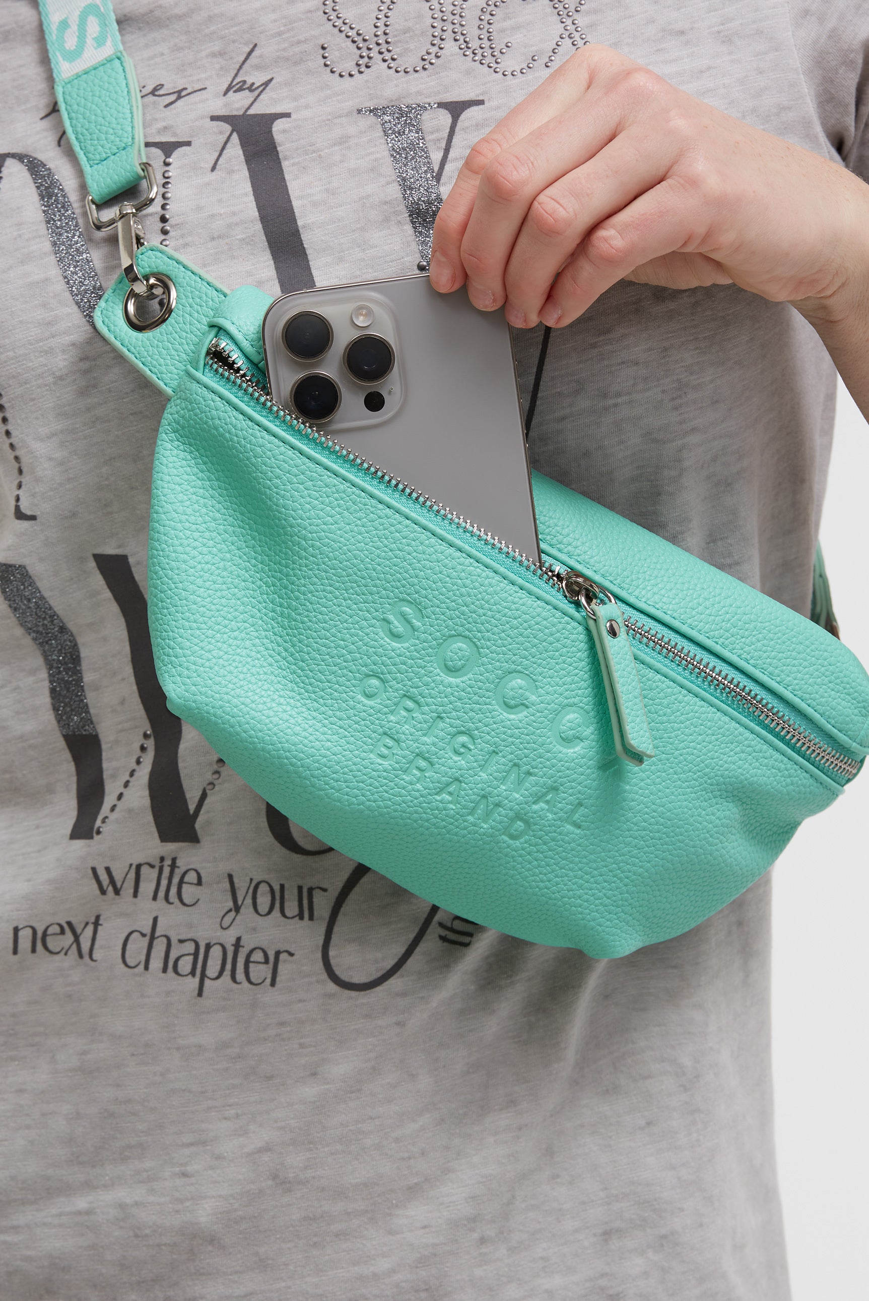 Torebka na ramię z intarsjowanym paskiem parcianym